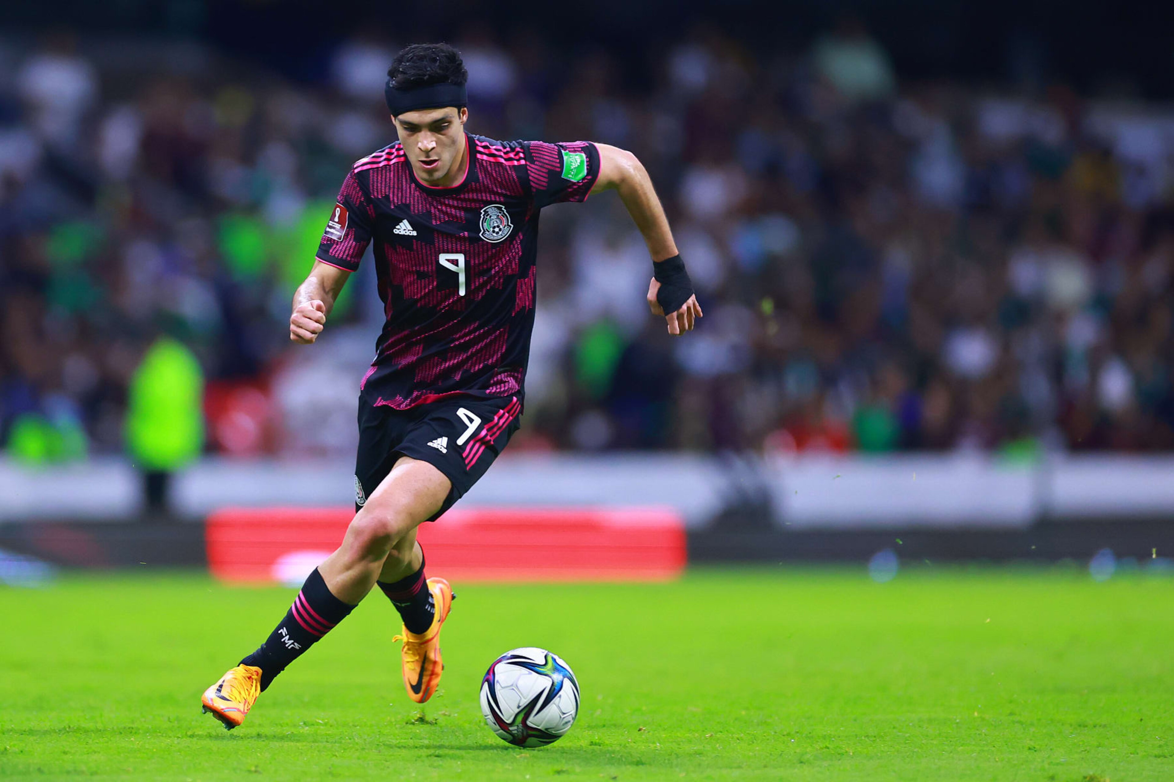 MEXICO CITY, MEXICO - MARCH 30: Raul Jimenez of Mexico drives the ball during the match between Mexico and El Salvador as part of the Concacaf 2022 FIFA World Cup Qualifiers at Azteca Stadium on March 30, 2022 in Mexico City, Mexico. (Photo by Hector Vivas/Getty Images) MEXICO CITY, MEXICO - MARCH 30: Raul Jimenez of Mexico drives the ball during the match between Mexico and El Salvador as part of the Concacaf 2022 FIFA World Cup Qualifiers at Azteca Stadium on March 30, 2022 in Mexico City, Mexico. (Photo by Hector Vivas/Getty Images)