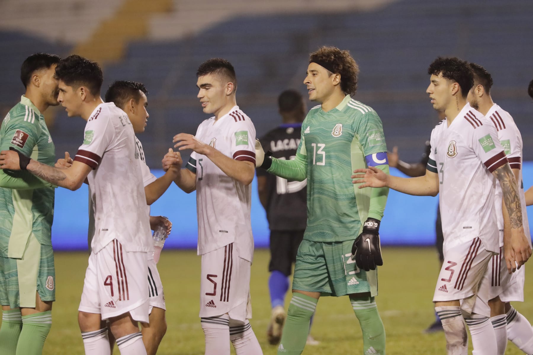 SAN PEDRO SULA, HONDURAS - MARCH 27: Goalkeeper Guillermo Ochoa #13 of Mexico and teammates huddle after their victory 1-0 over Honduras  as part of the Concacaf 2022 FIFA World Cup Qualifiers at Estadio Olimpico Metropolitano on March 27, 2022 in San Pedro Sula, Honduras. (Photo by Jorge Cabrera/Getty Images)