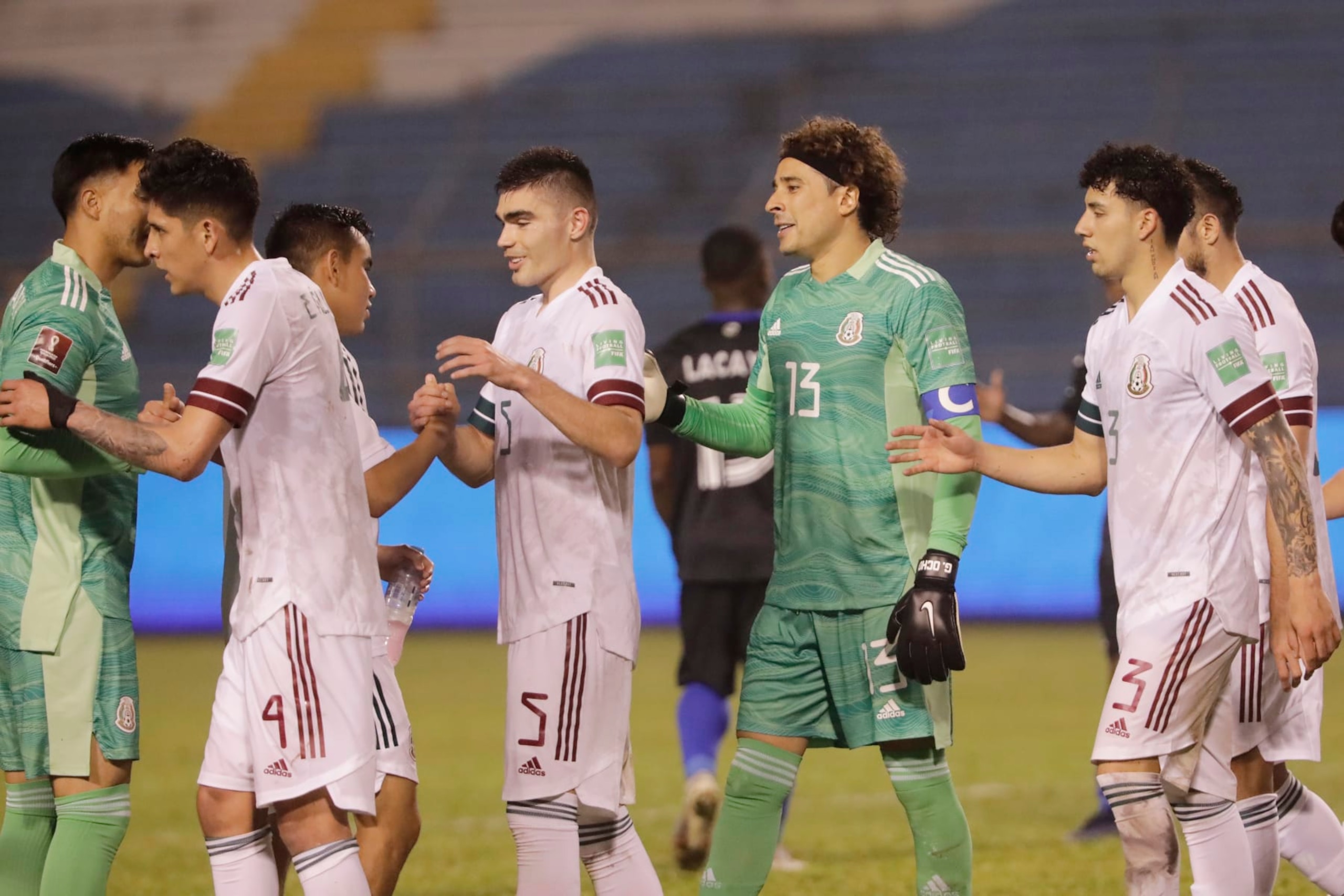 SAN PEDRO SULA, HONDURAS - MARCH 27: Goalkeeper Guillermo Ochoa #13 of Mexico and teammates huddle after their victory 1-0 over Honduras  as part of the Concacaf 2022 FIFA World Cup Qualifiers at Estadio Olimpico Metropolitano on March 27, 2022 in San Pedro Sula, Honduras. (Photo by Jorge Cabrera/Getty Images)