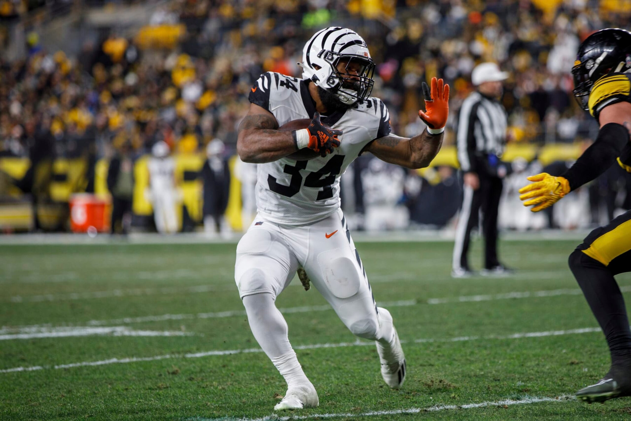Cincinnati Bengals running back Samaje Perine (34) runs after a catch for a touchdown during an NFL football game, Sunday, Nov. 20, 2022, in Pittsburgh, PA. (AP Photo/Matt Durisko) Cincinnati Bengals running back Samaje Perine (34) runs after a catch for a touchdown during an NFL football game, Sunday, Nov. 20, 2022, in Pittsburgh, PA. (AP Photo/Matt Durisko)