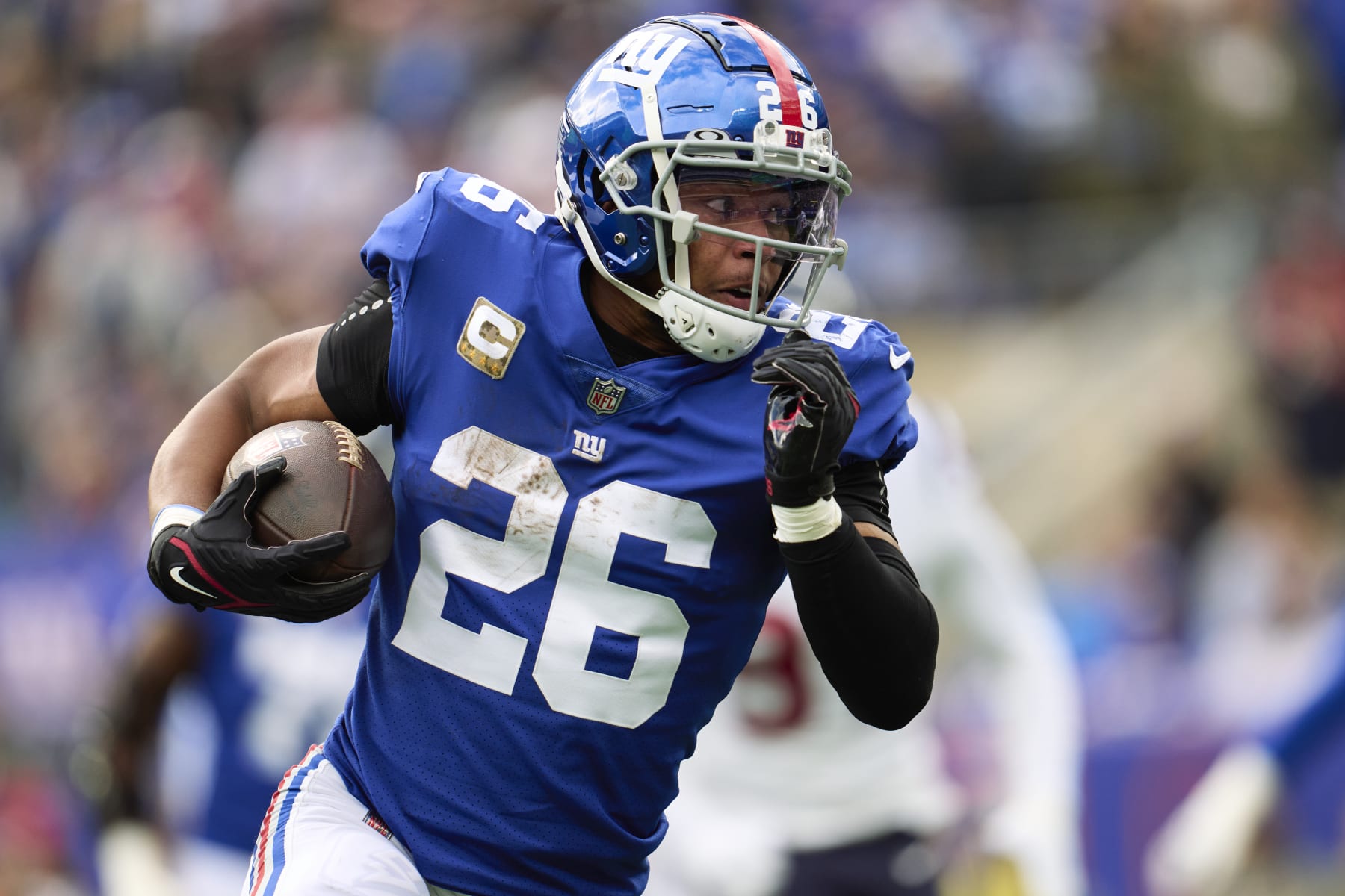 EAST RUTHERFORD, NJ - NOVEMBER 13: Saquon Barkley #26 of the New York Giants carries the ball against the Houston Texans during the first half at MetLife Stadium on November 13, 2022 in East Rutherford, New Jersey. (Photo by Cooper Neill/Getty Images)