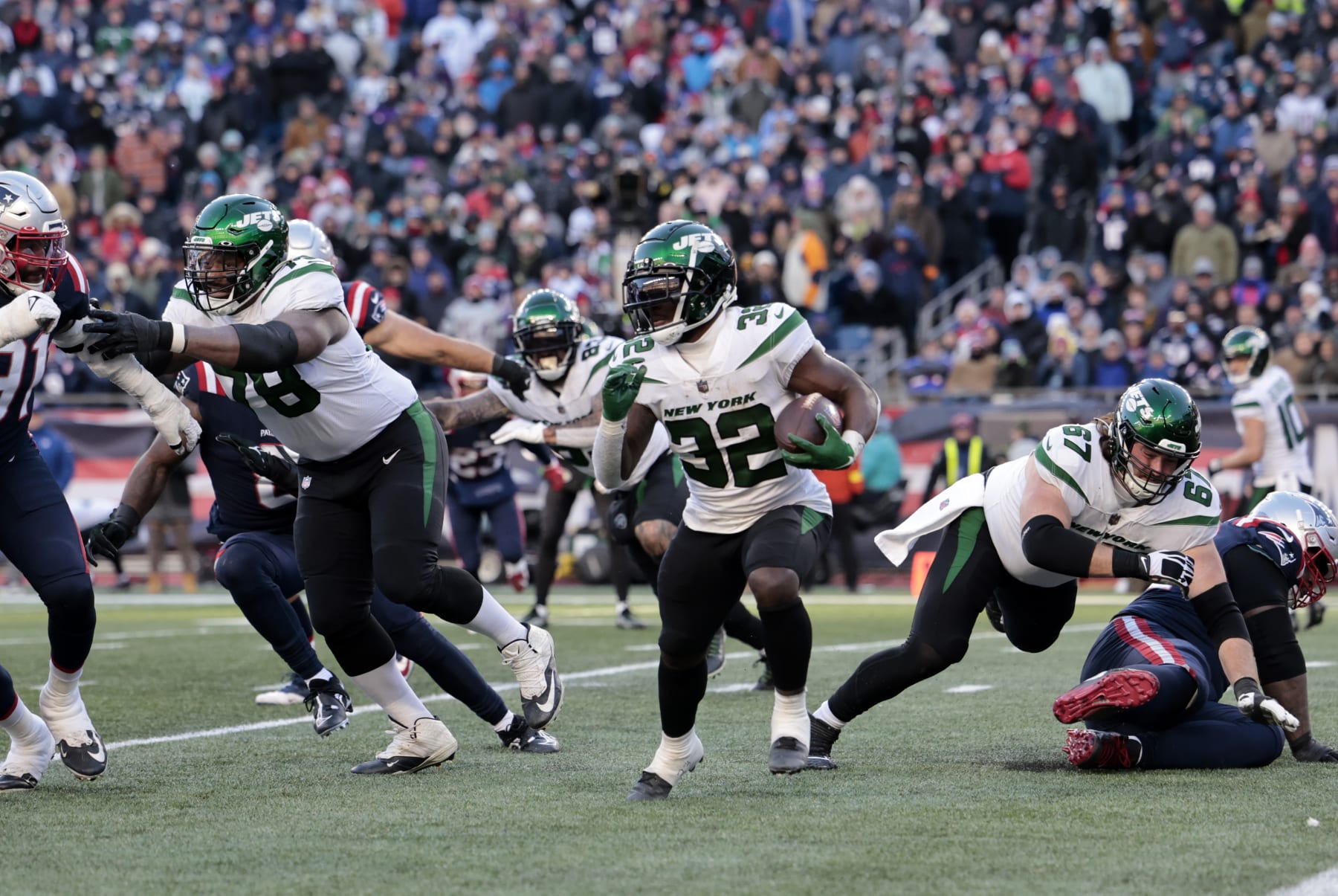 FOXBOROUGH, MA - NOVEMBER 20: New York Jets running back Michael Carter (32) on a run during a game between the New England Patriots and the New York Jets on November 20, 2022, at Gillette Stadium in Foxborough, Massachusetts. (Photo by Fred Kfoury III/Icon Sportswire via Getty Images)