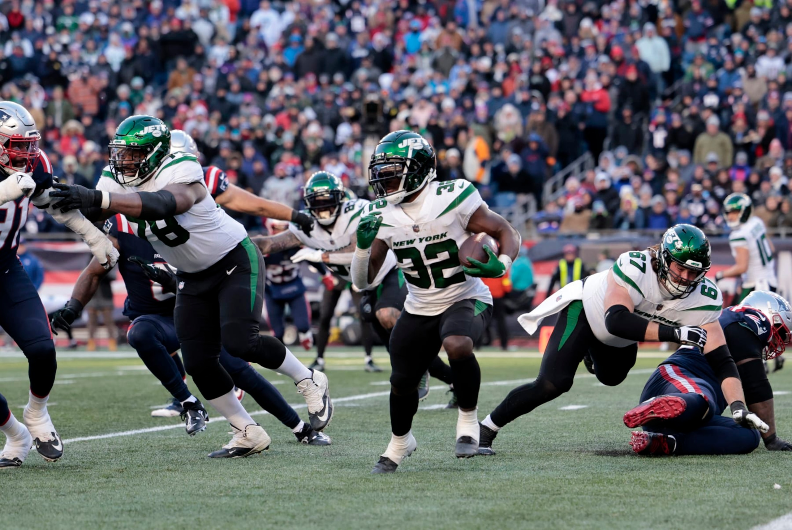 FOXBOROUGH, MA - NOVEMBER 20: New York Jets running back Michael Carter (32) on a run during a game between the New England Patriots and the New York Jets on November 20, 2022, at Gillette Stadium in Foxborough, Massachusetts. (Photo by Fred Kfoury III/Icon Sportswire via Getty Images) FOXBOROUGH, MA - NOVEMBER 20: New York Jets running back Michael Carter (32) on a run during a game between the New England Patriots and the New York Jets on November 20, 2022, at Gillette Stadium in Foxborough, Massachusetts. (Photo by Fred Kfoury III/Icon Sportswire via Getty Images)