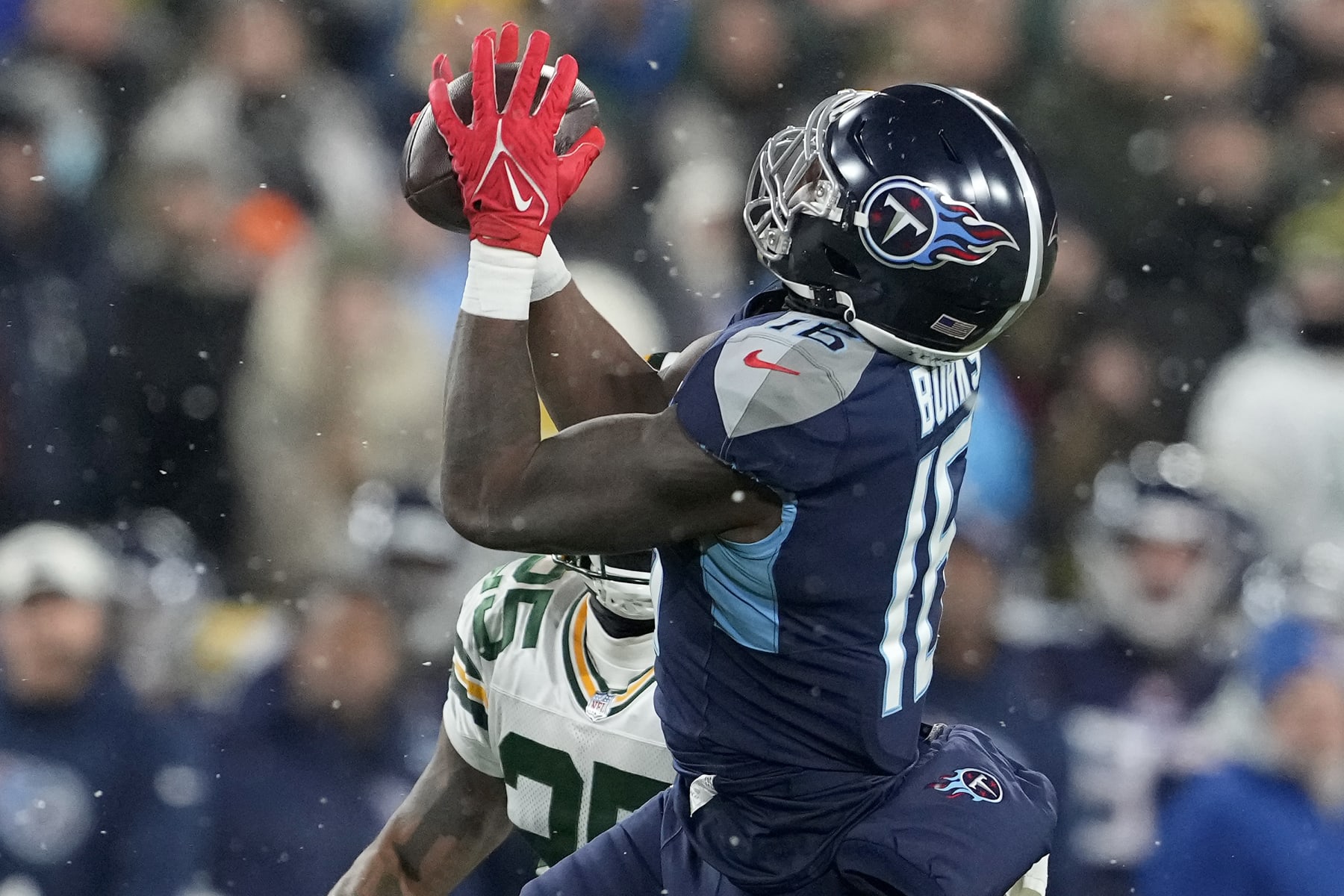 GREEN BAY, WISCONSIN - NOVEMBER 17: Treylon Burks #16 of the Tennessee Titans catches a 43 yard reception against Keisean Nixon #25 of the Green Bay Packers during the first quarter in the game at Lambeau Field on November 17, 2022 in Green Bay, Wisconsin. (Photo by Patrick McDermott/Getty Images)