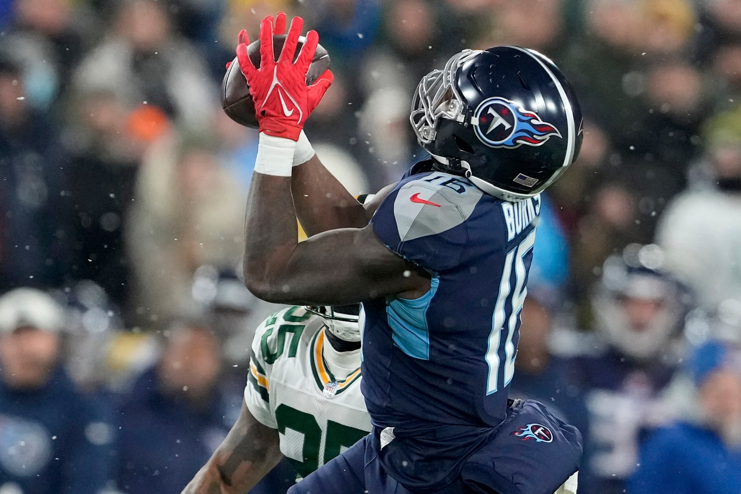 GREEN BAY, WISCONSIN - NOVEMBER 17: Treylon Burks #16 of the Tennessee Titans catches a 43 yard reception against Keisean Nixon #25 of the Green Bay Packers during the first quarter in the game at Lambeau Field on November 17, 2022 in Green Bay, Wisconsin. (Photo by Patrick McDermott/Getty Images)
