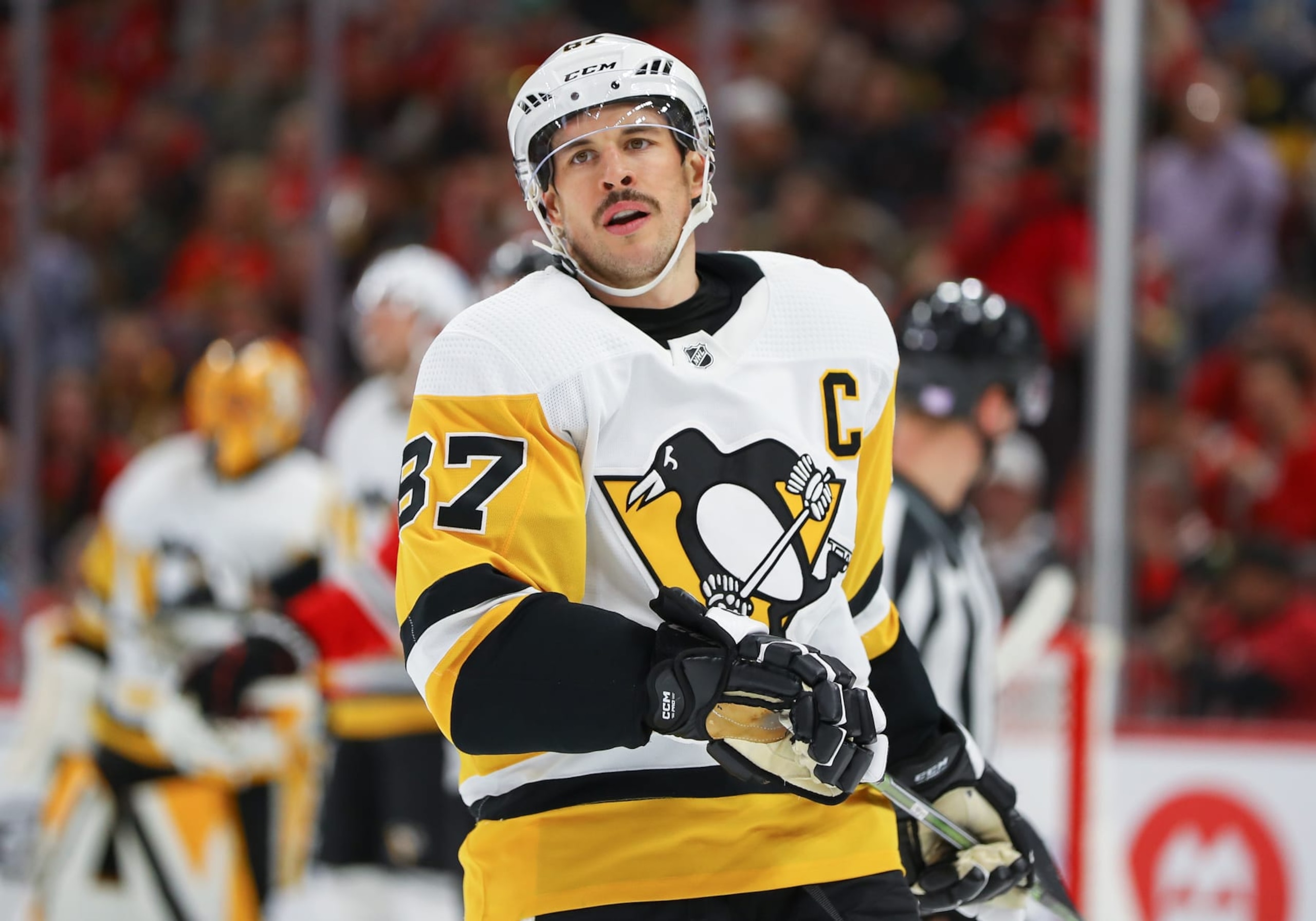 CHICAGO, IL - NOVEMBER 20: Pittsburgh Penguins center Sidney Crosby (87) looks on during a game between the Pittsburgh Penguins and the Chicago Blackhawks on November 20, 2022 at the United Center in Chicago, IL. (Photo by Melissa Tamez/Icon Sportswire via Getty Images)