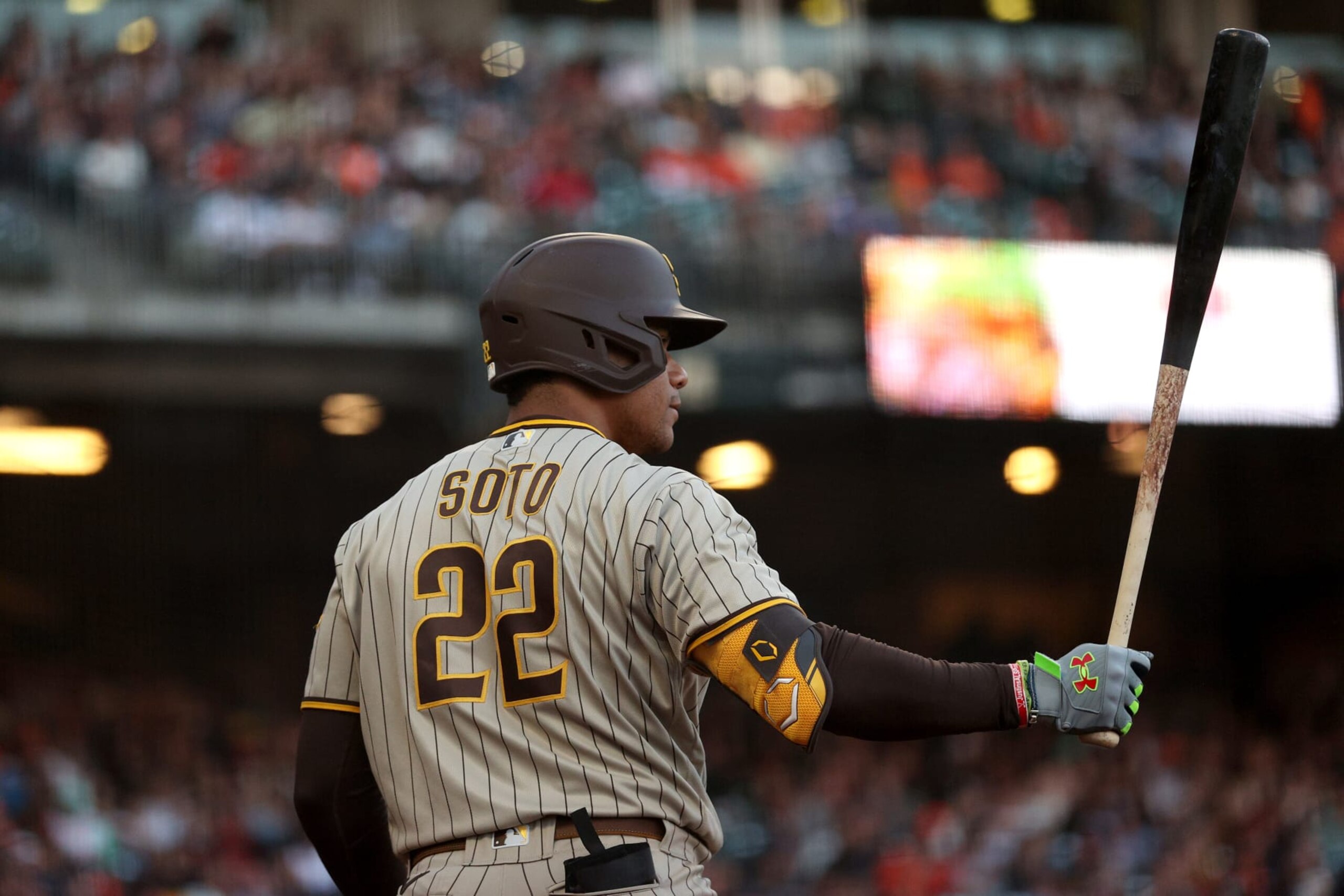 SAN FRANCISCO, CALIFORNIA - AUGUST 29: Juan Soto #22 of the San Diego Padres gets ready to bat in the second inning against the San Francisco Giants at Oracle Park on August 29, 2022 in San Francisco, California. (Photo by Ezra Shaw/Getty Images)