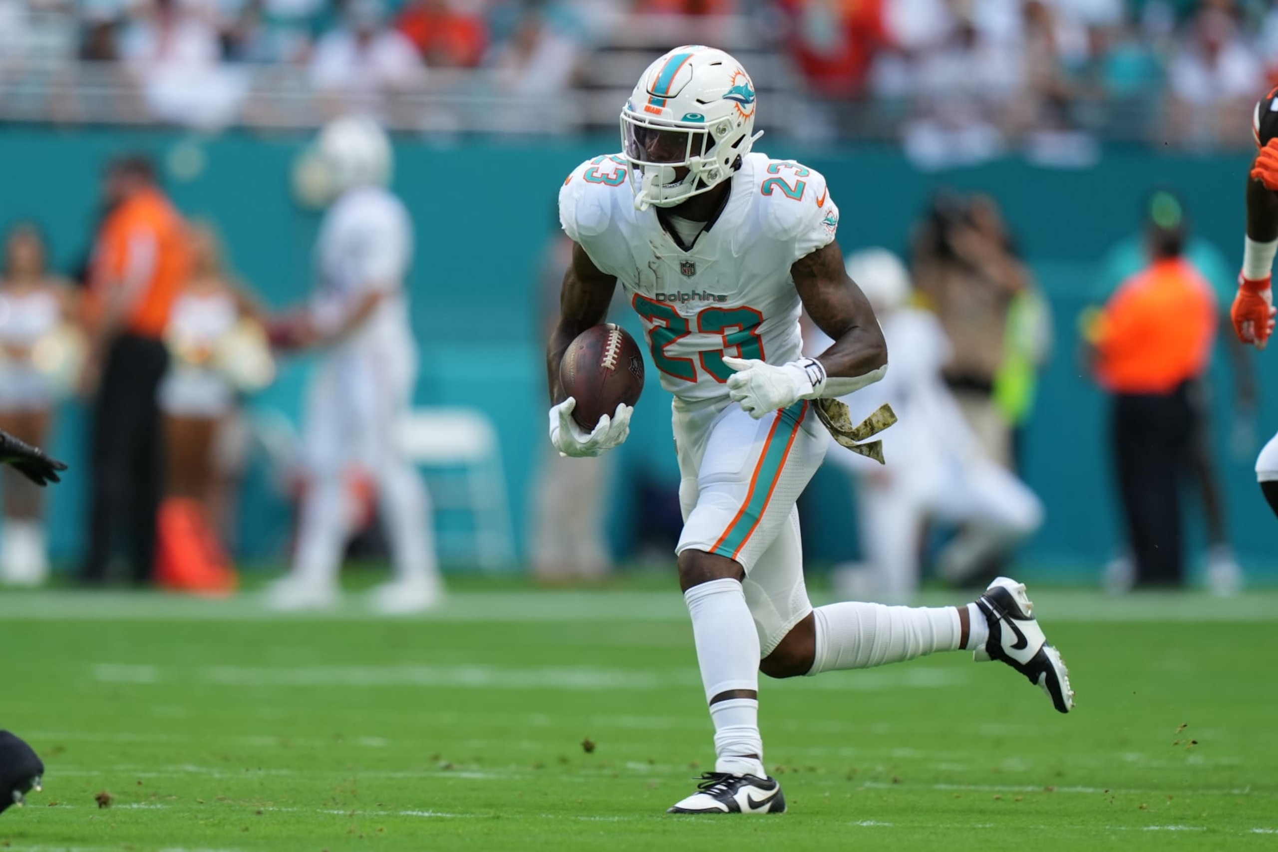 MIAMI GARDENS, FL - NOVEMBER 13: Miami Dolphins running back Jeff Wilson Jr. (23) runs for positive yardage during the game between the Cleveland Browns and the Miami Dolphins on Sunday, November 13, 2022 at Hard Rock Stadium in Miami Gardens, Fla. (Photo by Peter Joneleit/Icon Sportswire via Getty Images) MIAMI GARDENS, FL - NOVEMBER 13: Miami Dolphins running back Jeff Wilson Jr. (23) runs for positive yardage during the game between the Cleveland Browns and the Miami Dolphins on Sunday, November 13, 2022 at Hard Rock Stadium in Miami Gardens, Fla. (Photo by Peter Joneleit/Icon Sportswire via Getty Images)