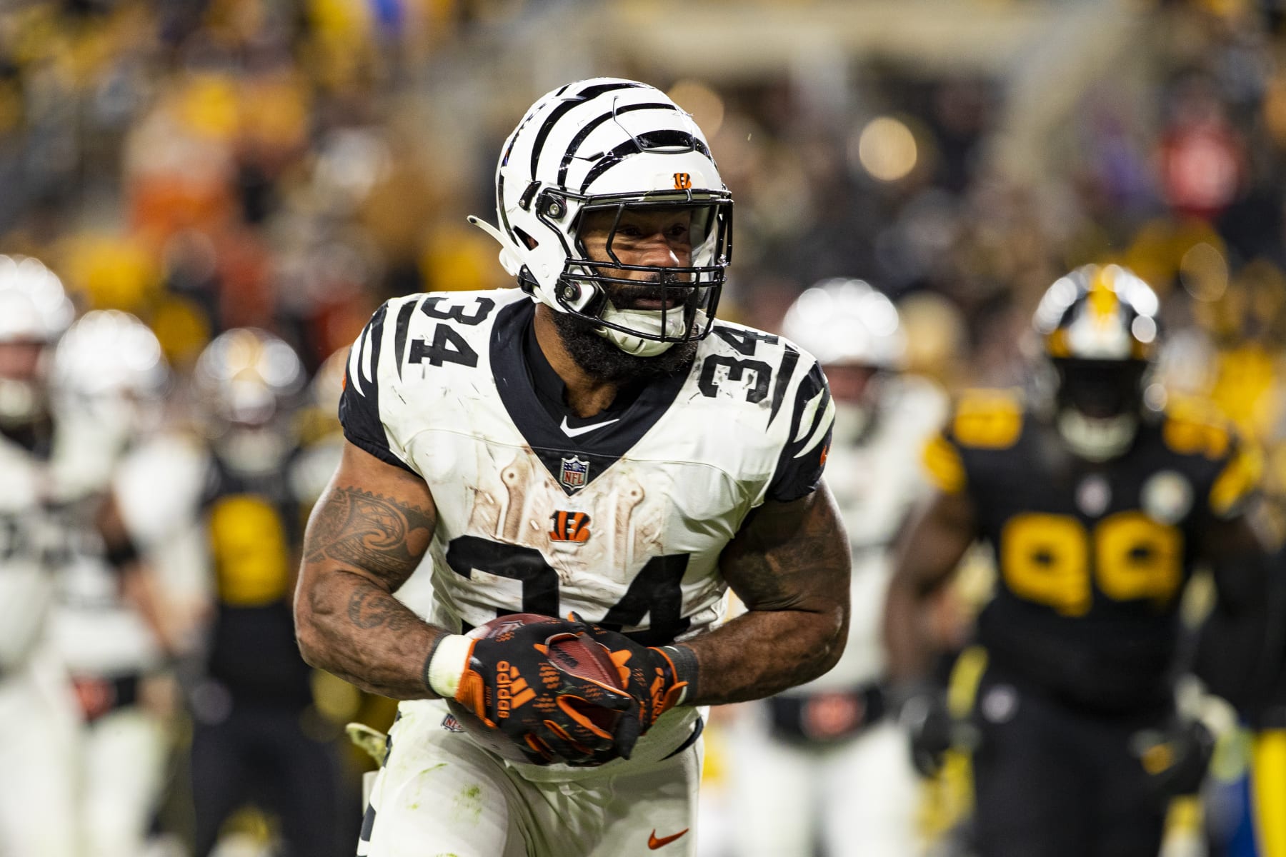 PITTSBURGH, PA - NOVEMBER 20: Cincinnati Bengals running back Samaje Perine (34) runs with the ball during the national football league game between the Cincinnati Bengals and the Pittsburgh Steelers on November 20, 2022 at Acrisure Stadium in Pittsburgh, PA. (Photo by Mark Alberti/Icon Sportswire via Getty Images)