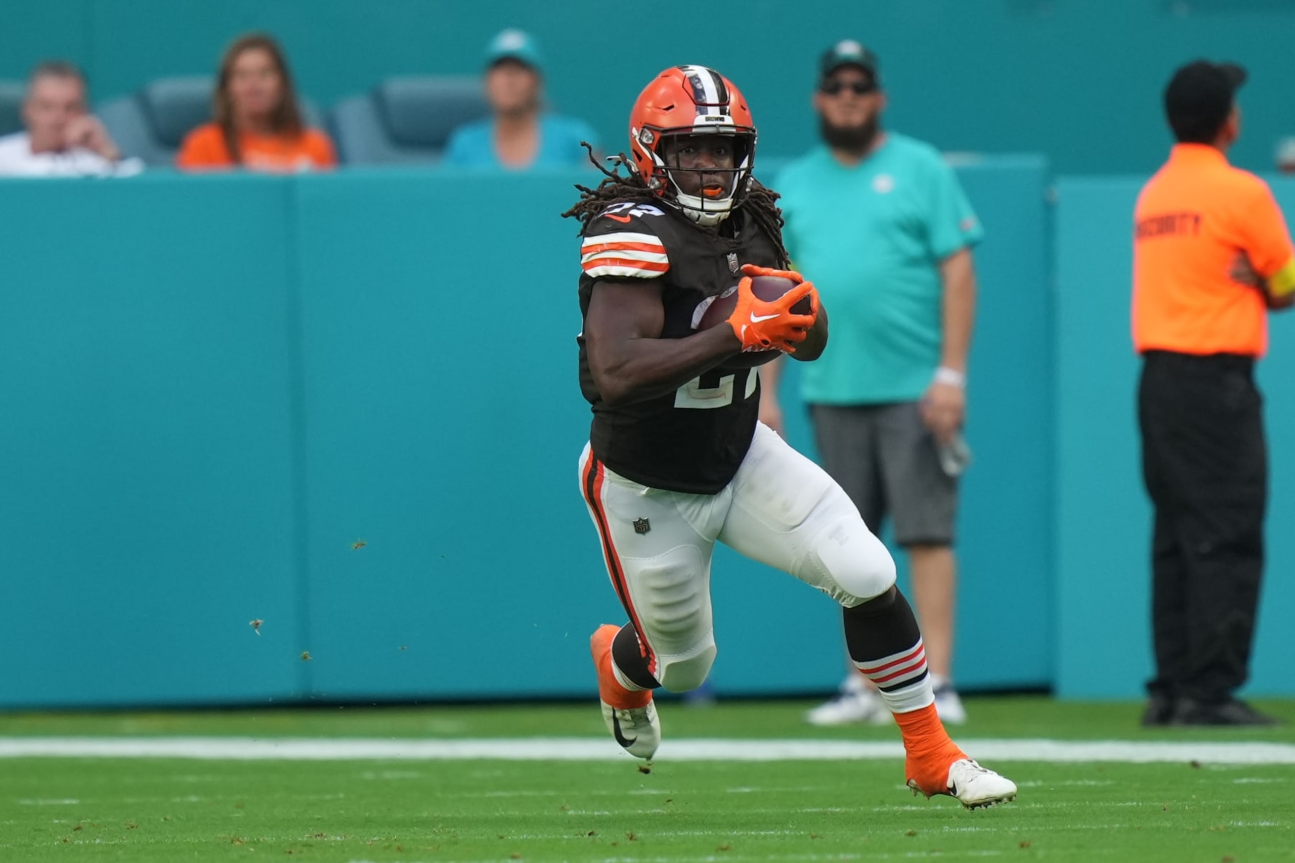 MIAMI GARDENS, FL - NOVEMBER 13: Cleveland Browns running back Kareem Hunt (27) runs after the catch during the game between the Cleveland Browns and the Miami Dolphins on Sunday, November 13, 2022 at Hard Rock Stadium in Miami Gardens, Fla. (Photo by Peter Joneleit/Icon Sportswire via Getty Images)