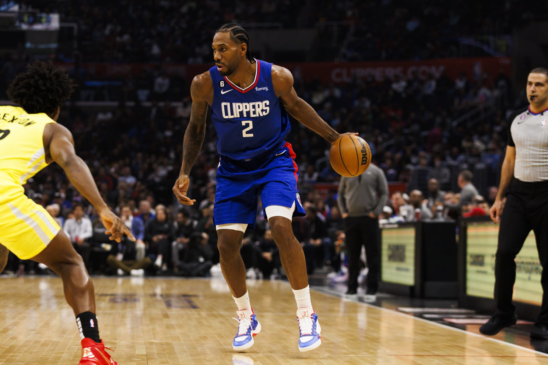 LOS ANGELES, CA - NOVEMBER 21: LA Clippers forward Kawhi Leonard (2) dribbles the ball during an NBA basketball game between the Utah Jazz and the LA Clippers on November 21, 2022 at Crypto.com Arena in Los Angeles, CA. (Photo by Ric Tapia/Icon Sportswire via Getty Images)