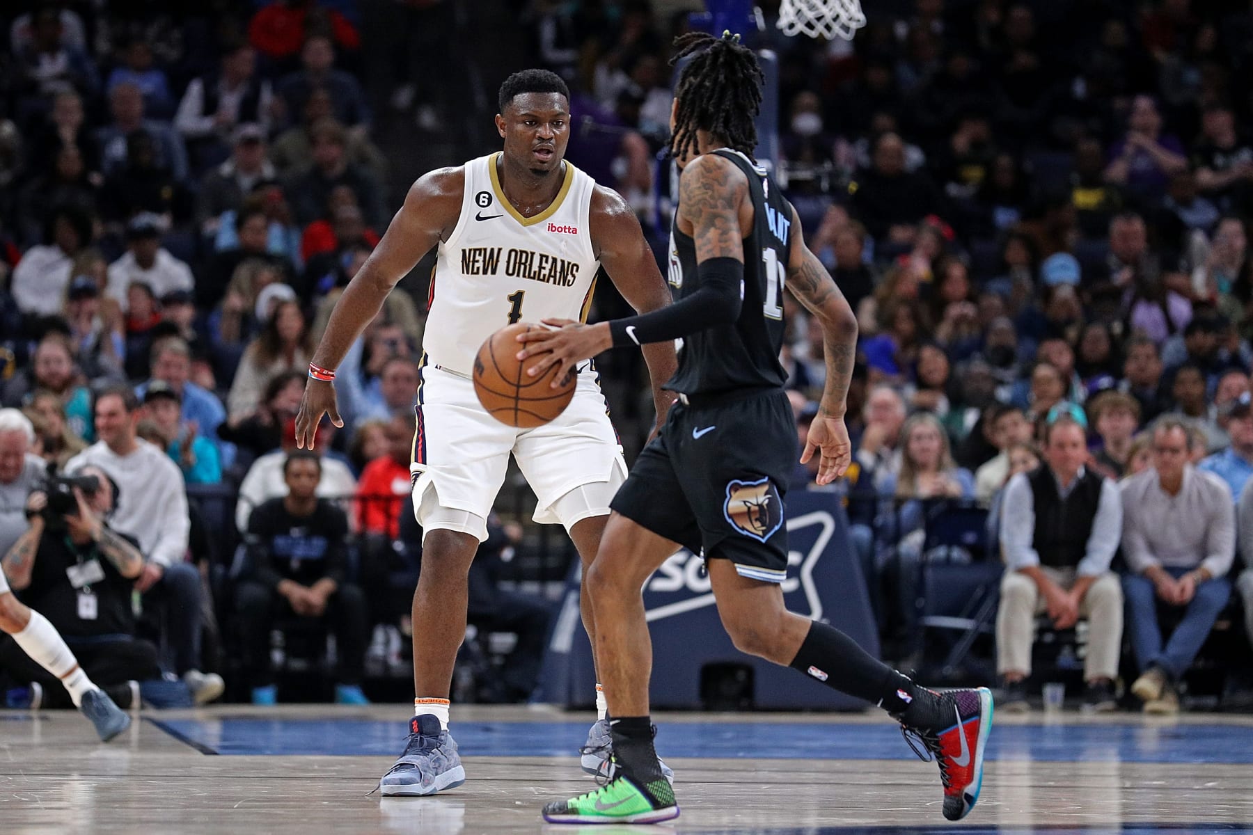 MEMPHIS, TENNESSEE - NOVEMBER 25: Ja Morant #12 of the Memphis Grizzlies handles the ball against Zion Williamson #1 of the New Orleans Pelicans during the first half at FedExForum on November 25, 2022 in Memphis, Tennessee. NOTE TO USER: User expressly acknowledges and agrees that, by downloading and or using this photograph, User is consenting to the terms and conditions of the Getty Images License Agreement. (Photo by Justin Ford/Getty Images)
