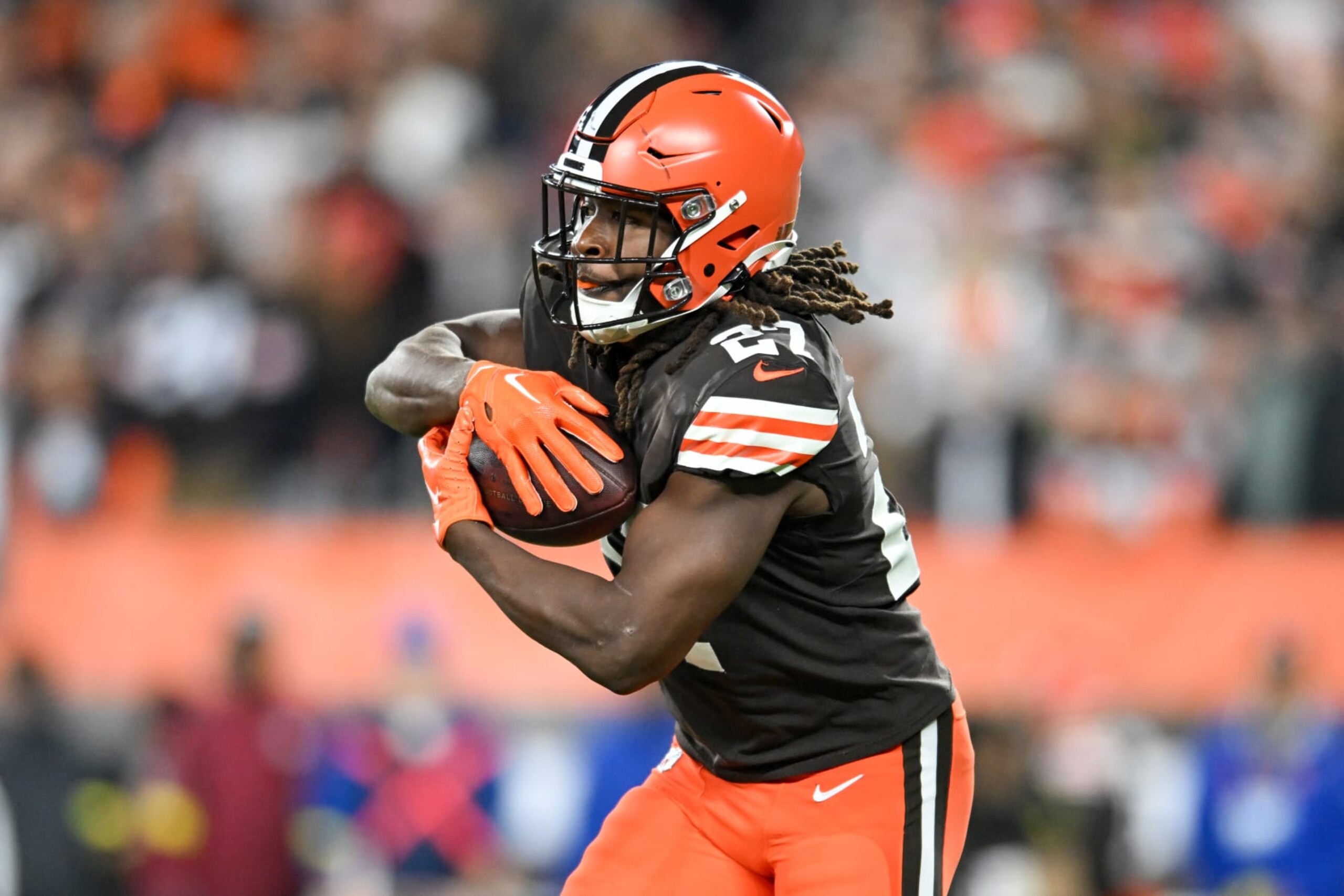 CLEVELAND, OHIO - OCTOBER 31: Kareem Hunt #27 of the Cleveland Browns carries the ball during the first half against the Cincinnati Bengals at FirstEnergy Stadium on October 31, 2022 in Cleveland, Ohio. (Photo by Nick Cammett/Diamond Images via Getty Images) CLEVELAND, OHIO - OCTOBER 31: Kareem Hunt #27 of the Cleveland Browns carries the ball during the first half against the Cincinnati Bengals at FirstEnergy Stadium on October 31, 2022 in Cleveland, Ohio. (Photo by Nick Cammett/Diamond Images via Getty Images)