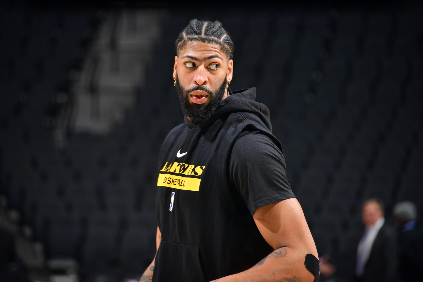 SAN ANTONIO, TX - NOVEMBER 25: Anthony Davis #3 of the Los Angeles Lakers warms up before the game against the San Antonio Spurs on November 25, 2022 at the AT&T Center in San Antonio, Texas. NOTE TO USER: User expressly acknowledges and agrees that, by downloading and or using this photograph, user is consenting to the terms and conditions of the Getty Images License Agreement. Mandatory Copyright Notice: Copyright 2022 NBAE (Photos by Michael Gonzales/NBAE via Getty Images)