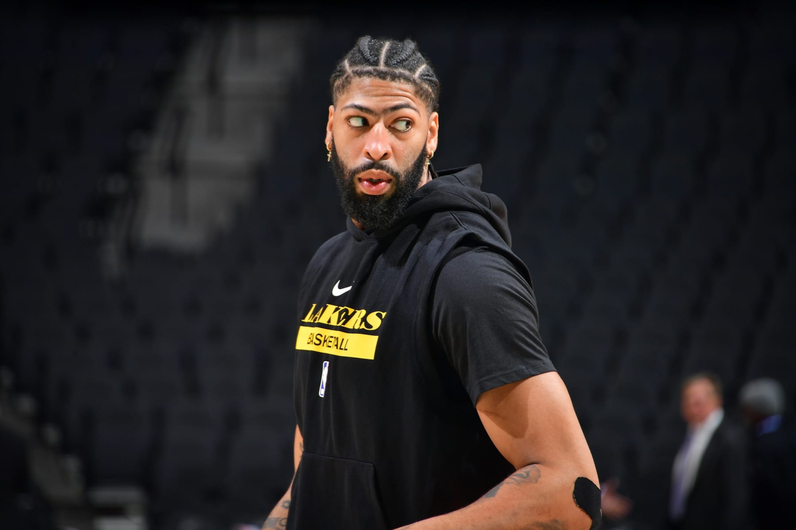 SAN ANTONIO, TX - NOVEMBER 25: Anthony Davis #3 of the Los Angeles Lakers warms up before the game against the San Antonio Spurs on November 25, 2022 at the AT&T Center in San Antonio, Texas. NOTE TO USER: User expressly acknowledges and agrees that, by downloading and or using this photograph, user is consenting to the terms and conditions of the Getty Images License Agreement. Mandatory Copyright Notice: Copyright 2022 NBAE (Photos by Michael Gonzales/NBAE via Getty Images)