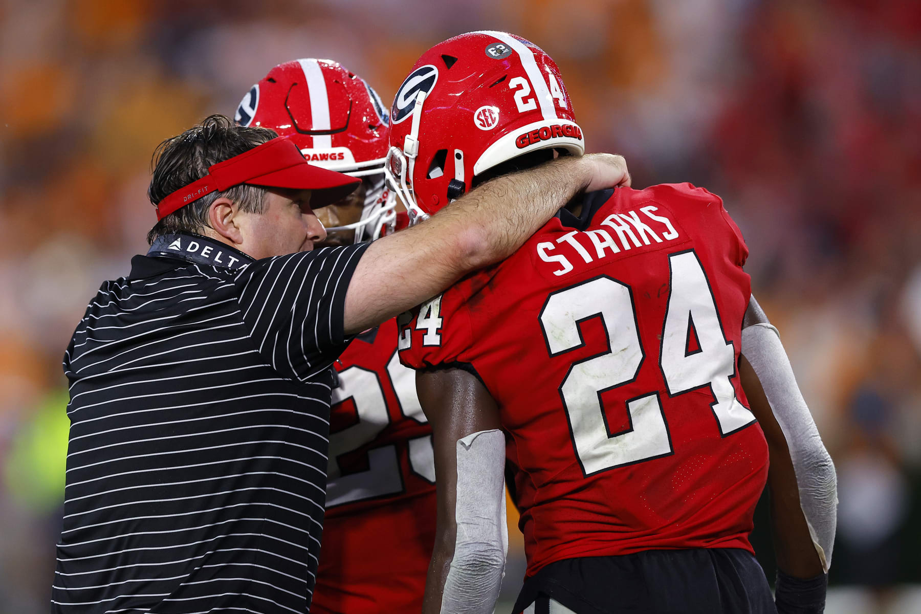 ATHENS, GEORGIA - NOVEMBER 05: Head coach Kirby Smart of the Georgia Bulldogs talks with Malaki Starks #24 of the Georgia Bulldogs during the fourth quarter against the Tennessee Volunteers at Sanford Stadium on November 05, 2022 in Athens, Georgia. (Photo by Todd Kirkland/Getty Images)