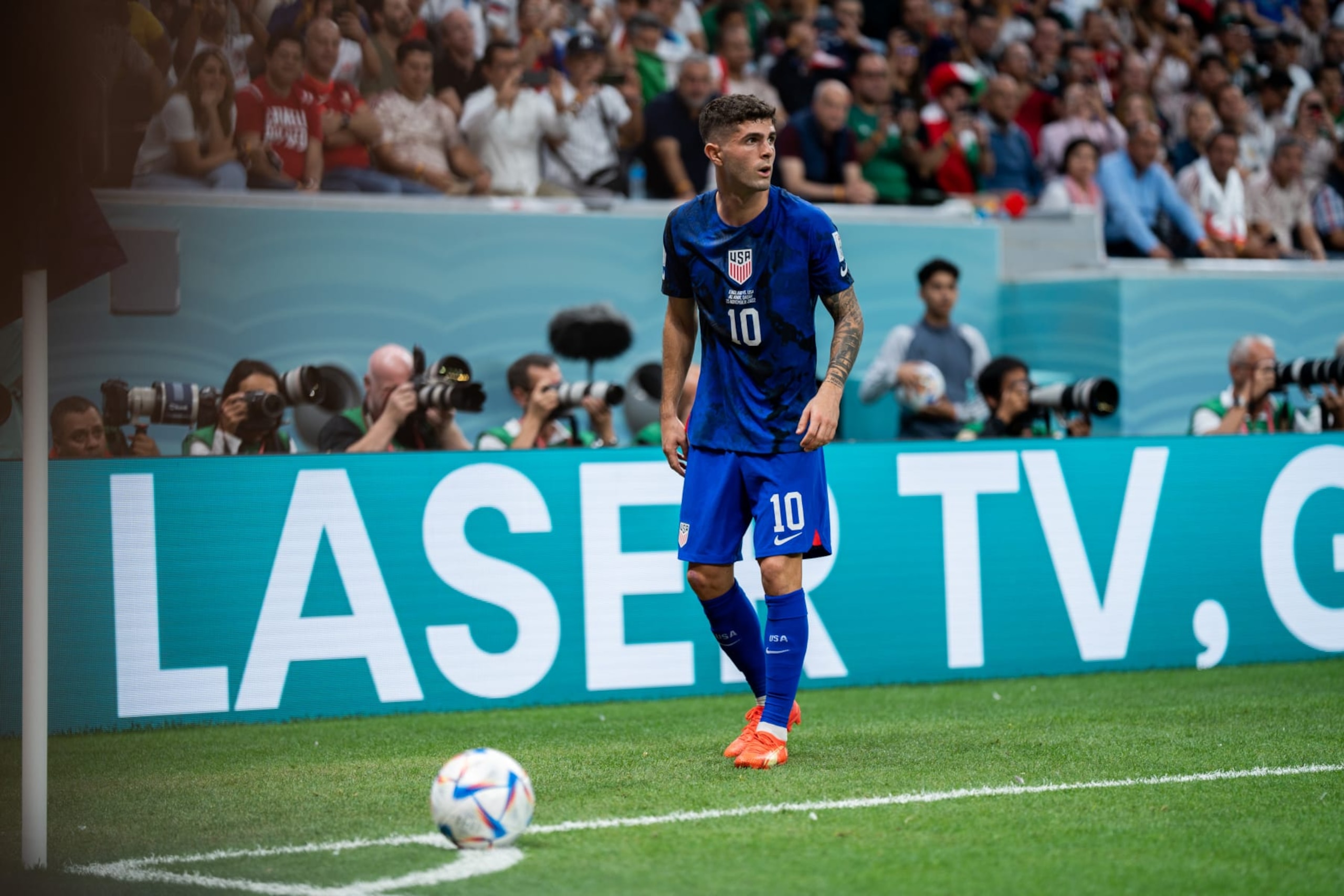 AL KHOR, QATAR - NOVEMBER 25: USA forward Christian Pulisic takes a corner kick during the Group B Match of the 2022 FIFA World Cup in Qatar between USA and England on November 25, 2022, at Al Bayt Stadium in Al Khor, Qatar. (Photo by Richard Gordon/Icon Sportswire via Getty Images)