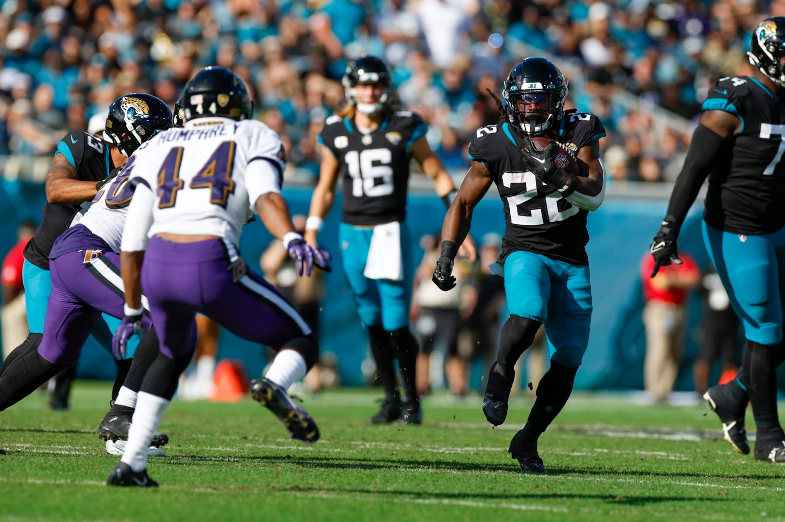 JACKSONVILLE, FL - NOVEMBER 27: Jacksonville Jaguars running back JaMycal Hasty (22) runs with the ball during the game between the Baltimore Ravens and the Jacksonville Jaguars on November 27, 2022 at TIAA Bank Field in Jacksonville, Fl.  (Photo by David Rosenblum/Icon Sportswire via Getty Images)
