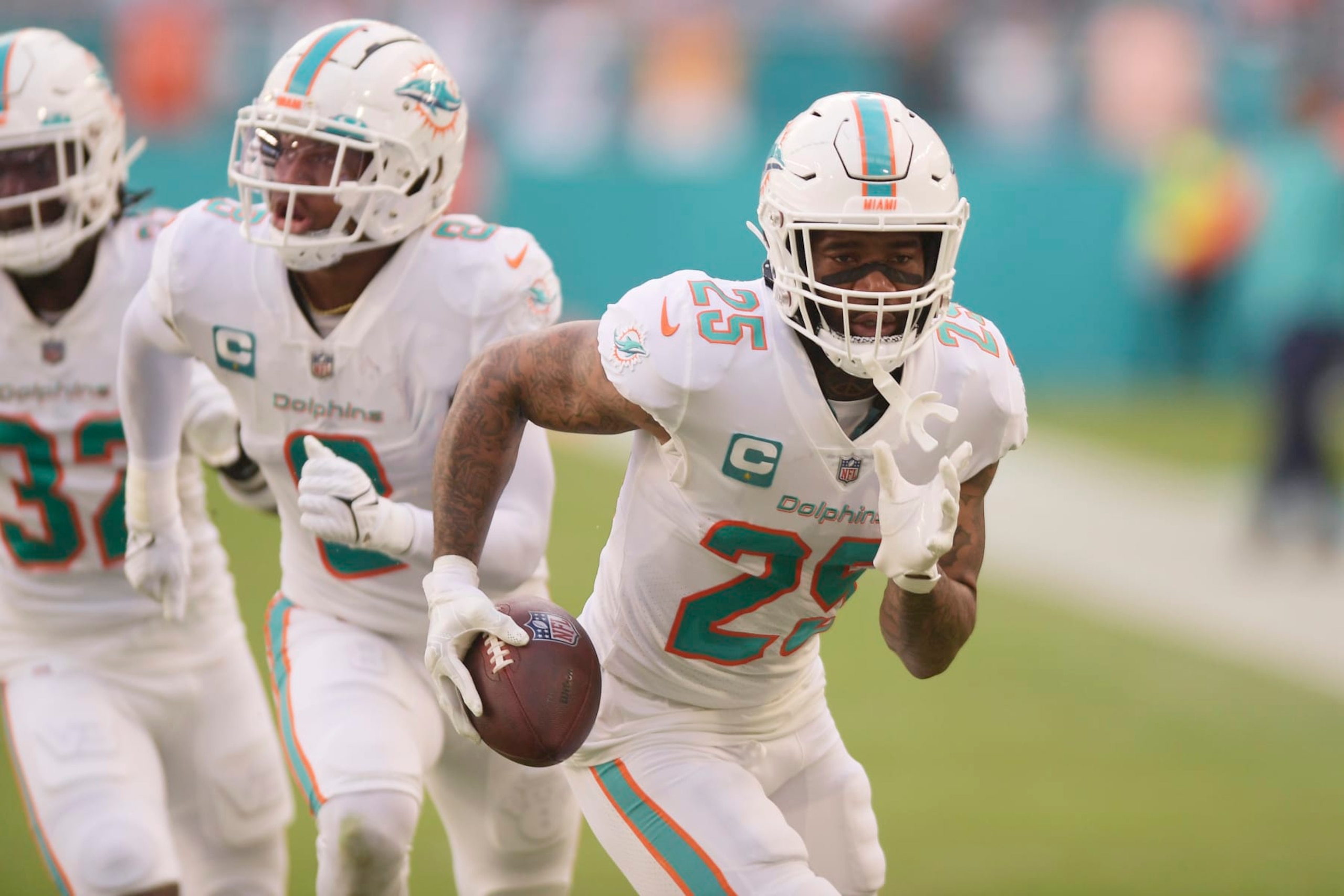 Miami Dolphins cornerback Xavien Howard (25) runs for a touchdown after recovering a fumble by Houston Texans tight end Jordan Akins (88) during the first half of an NFL football game, Sunday, Nov. 27, 2022, in Miami Gardens, Fla. (AP Photo/Michael Laughlin) Miami Dolphins cornerback Xavien Howard (25) runs for a touchdown after recovering a fumble by Houston Texans tight end Jordan Akins (88) during the first half of an NFL football game, Sunday, Nov. 27, 2022, in Miami Gardens, Fla. (AP Photo/Michael Laughlin)