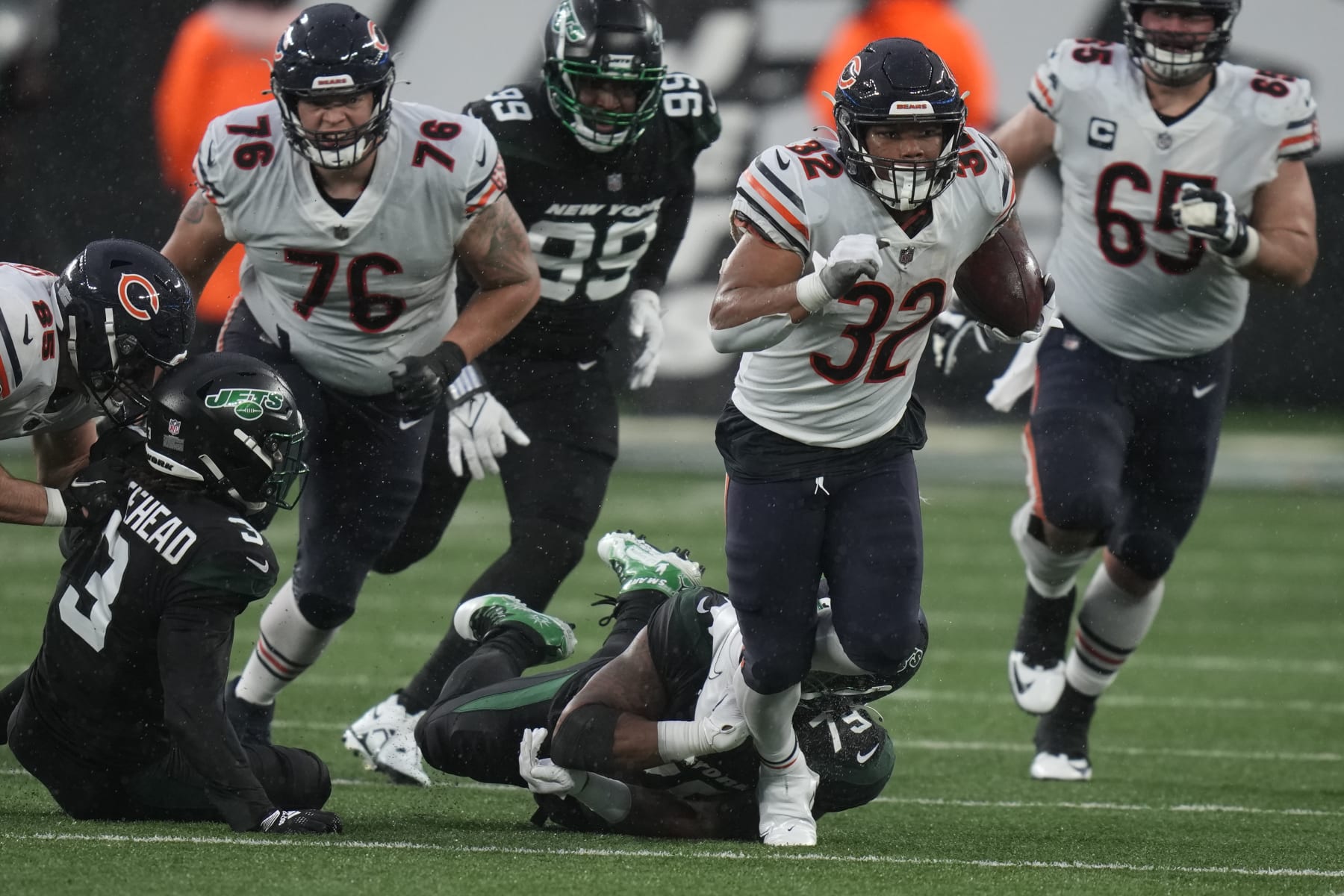 Chicago Bears running back David Montgomery (32) carries the ball against the New York Jets during the fourth quarter of an NFL football game, Sunday, Nov. 27, 2022, in East Rutherford, N.J. (AP Photo/Seth Wenig)