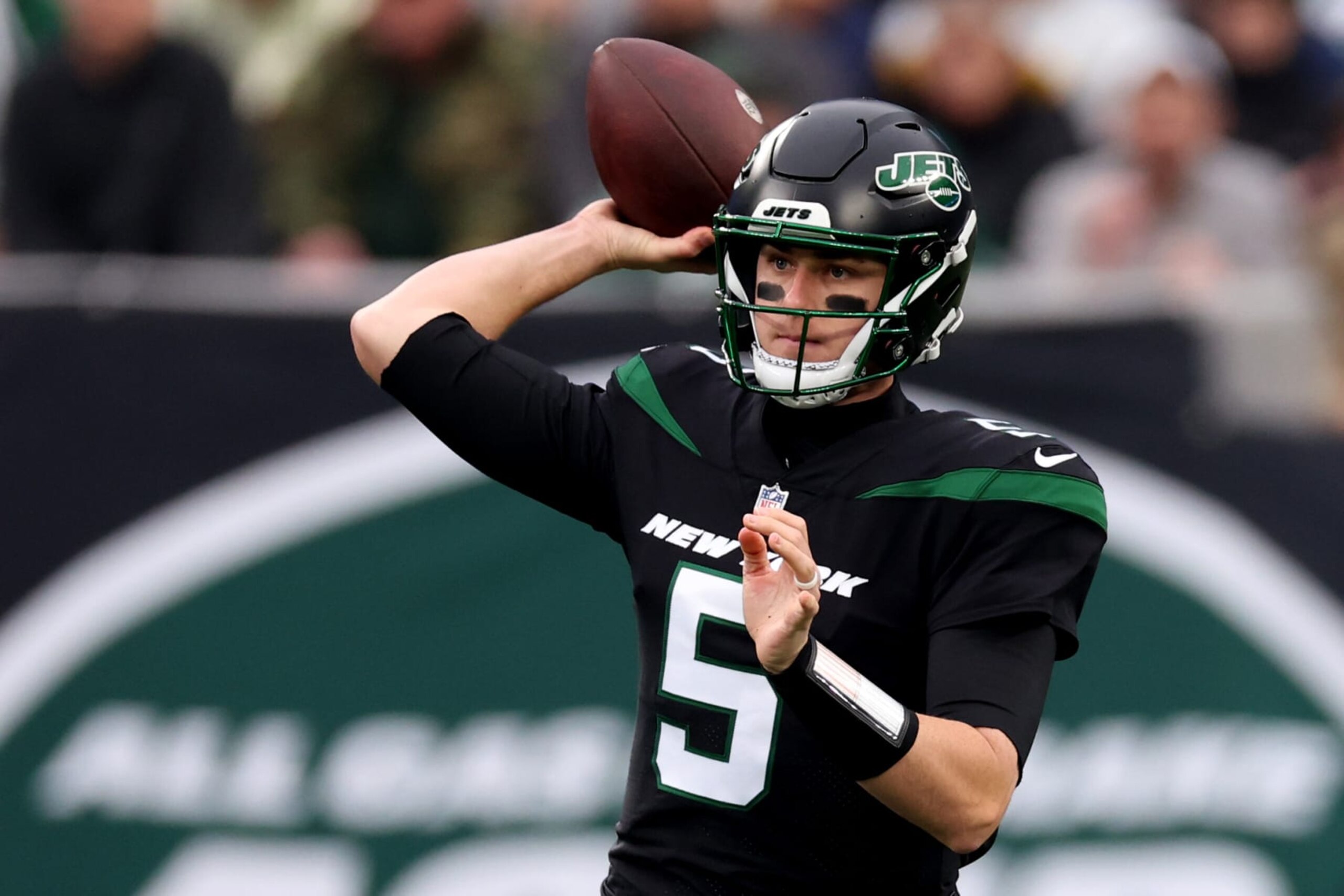 EAST RUTHERFORD, NEW JERSEY - NOVEMBER 27: Mike White #5 of the New York Jets throws a pass during the first quarter of a game against the Chicago Bears at MetLife Stadium on November 27, 2022 in East Rutherford, New Jersey. (Photo by Al Bello/Getty Images) EAST RUTHERFORD, NEW JERSEY - NOVEMBER 27: Mike White #5 of the New York Jets throws a pass during the first quarter of a game against the Chicago Bears at MetLife Stadium on November 27, 2022 in East Rutherford, New Jersey. (Photo by Al Bello/Getty Images)