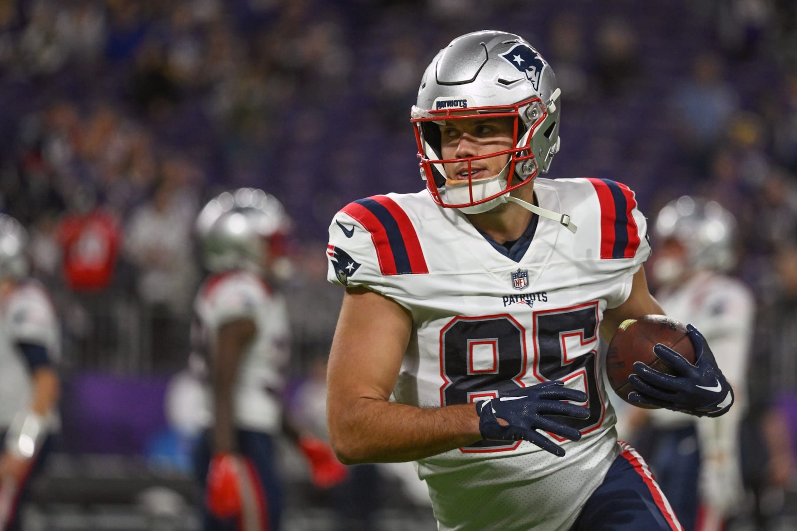MINNEAPOLIS, MN - NOVEMBER 24: New England Patriots tight end Hunter Henry (85) runs with the ball during warmups before a game between the Minnesota Vikings and New England Patriots on November 24, 2022, at U.S. Bank Stadium in Minneapolis, MN.(Photo by Nick Wosika/Icon Sportswire via Getty Images) MINNEAPOLIS, MN - NOVEMBER 24: New England Patriots tight end Hunter Henry (85) runs with the ball during warmups before a game between the Minnesota Vikings and New England Patriots on November 24, 2022, at U.S. Bank Stadium in Minneapolis, MN.(Photo by Nick Wosika/Icon Sportswire via Getty Images)