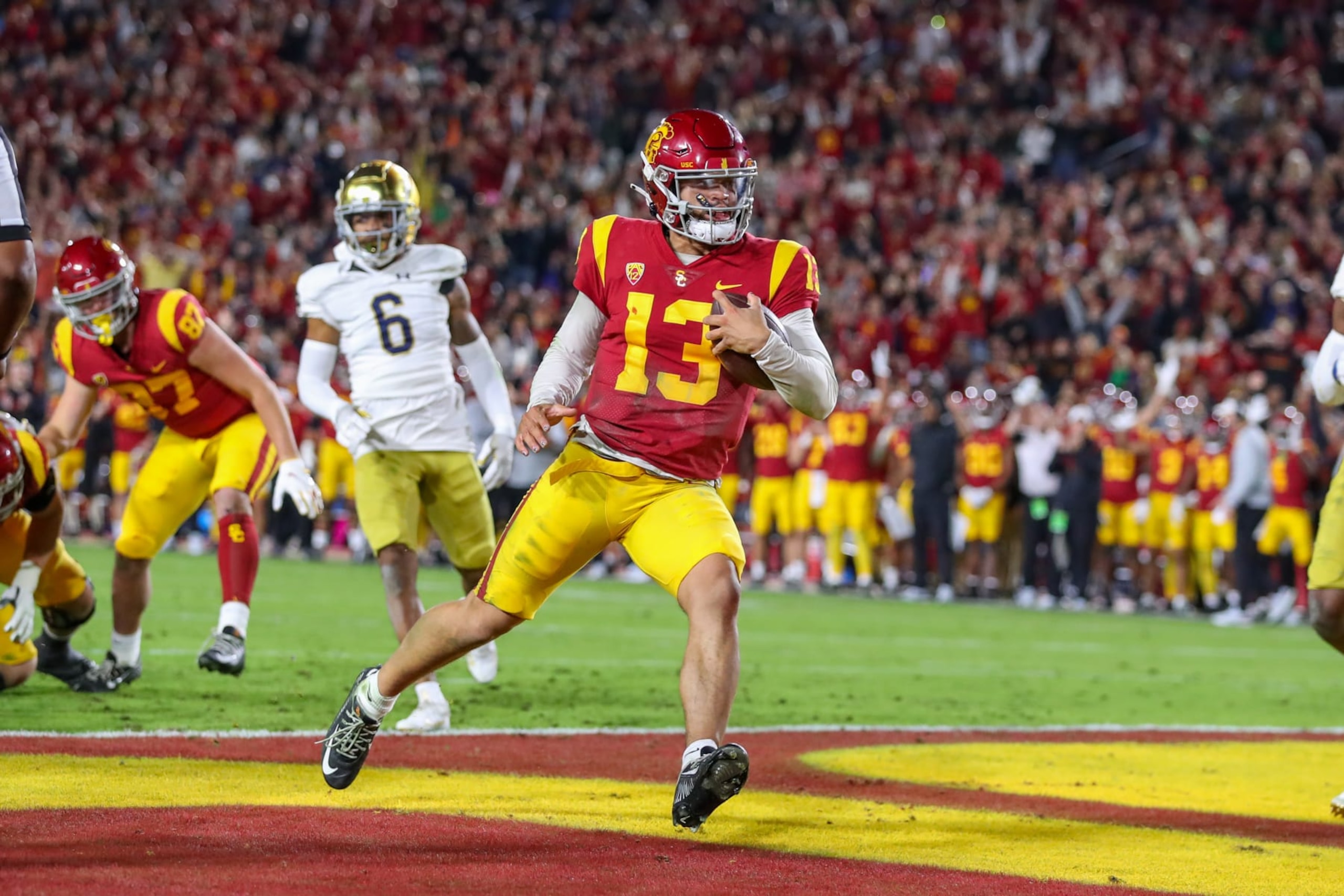 LOS ANGELES, CA - NOVEMBER 26: USC Trojans quarterback Caleb Williams (13) runs the ball for a touchdown during a college football game between the Notre Dame Fighting Irish against the USC Trojans on November 26, 2022, at United Airlines Field at The Los Angeles Memorial Coliseum in Los Angeles, CA. (Photo by Jordon Kelly/Icon Sportswire via Getty Images)
