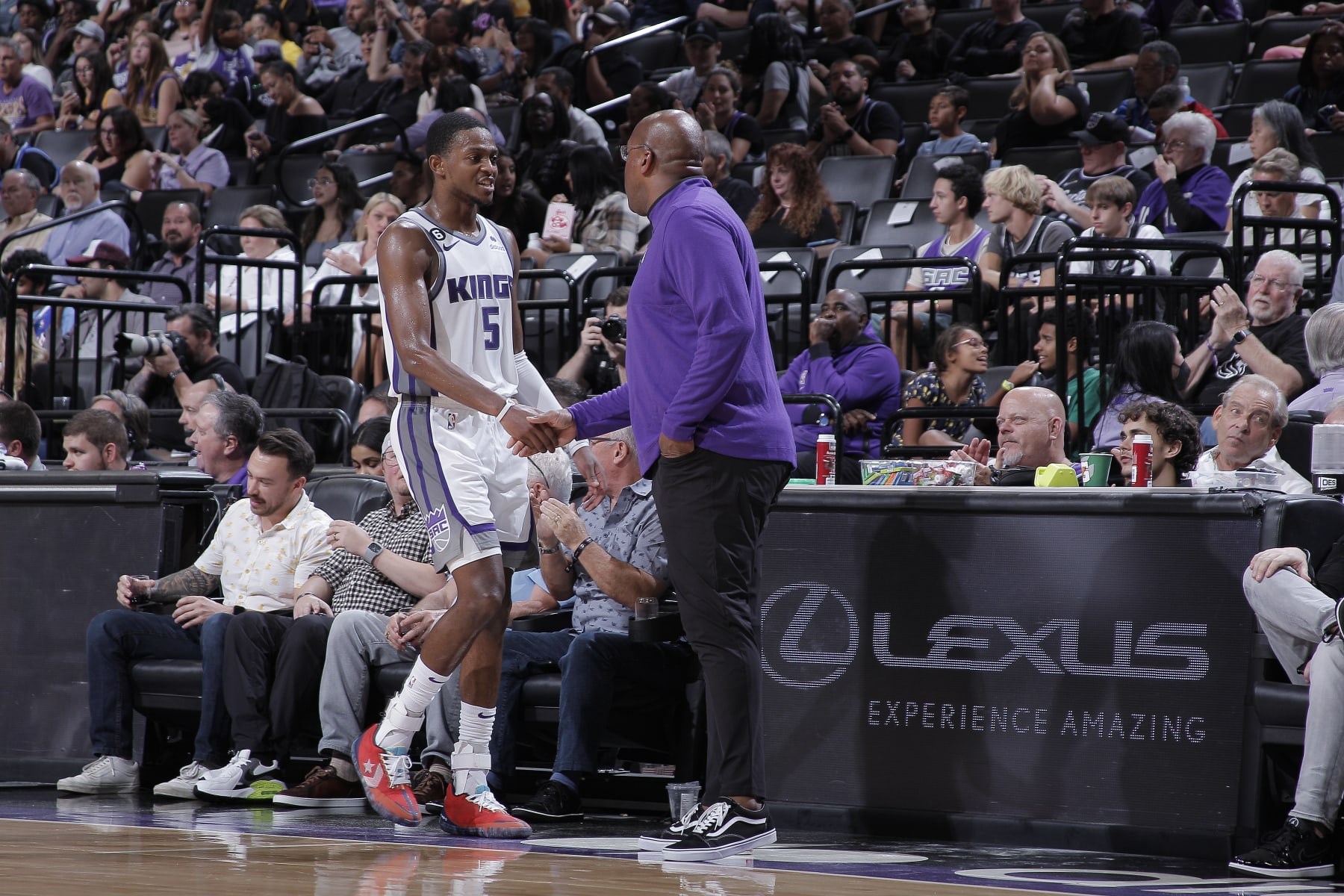 SACRAMENTO, CA - OCTOBER 14: DeAaron Fox #5 and Head Coach Mike Brown of the Sacramento Kings high five during the game against the Los Angeles Lakers on October 14, 2022 at Golden 1 Center in Sacramento, California. NOTE TO USER: User expressly acknowledges and agrees that, by downloading and or using this photograph, User is consenting to the terms and conditions of the Getty Images Agreement. Mandatory Copyright Notice: Copyright 2022 NBAE (Photo by Rocky Widner/NBAE via Getty Images)