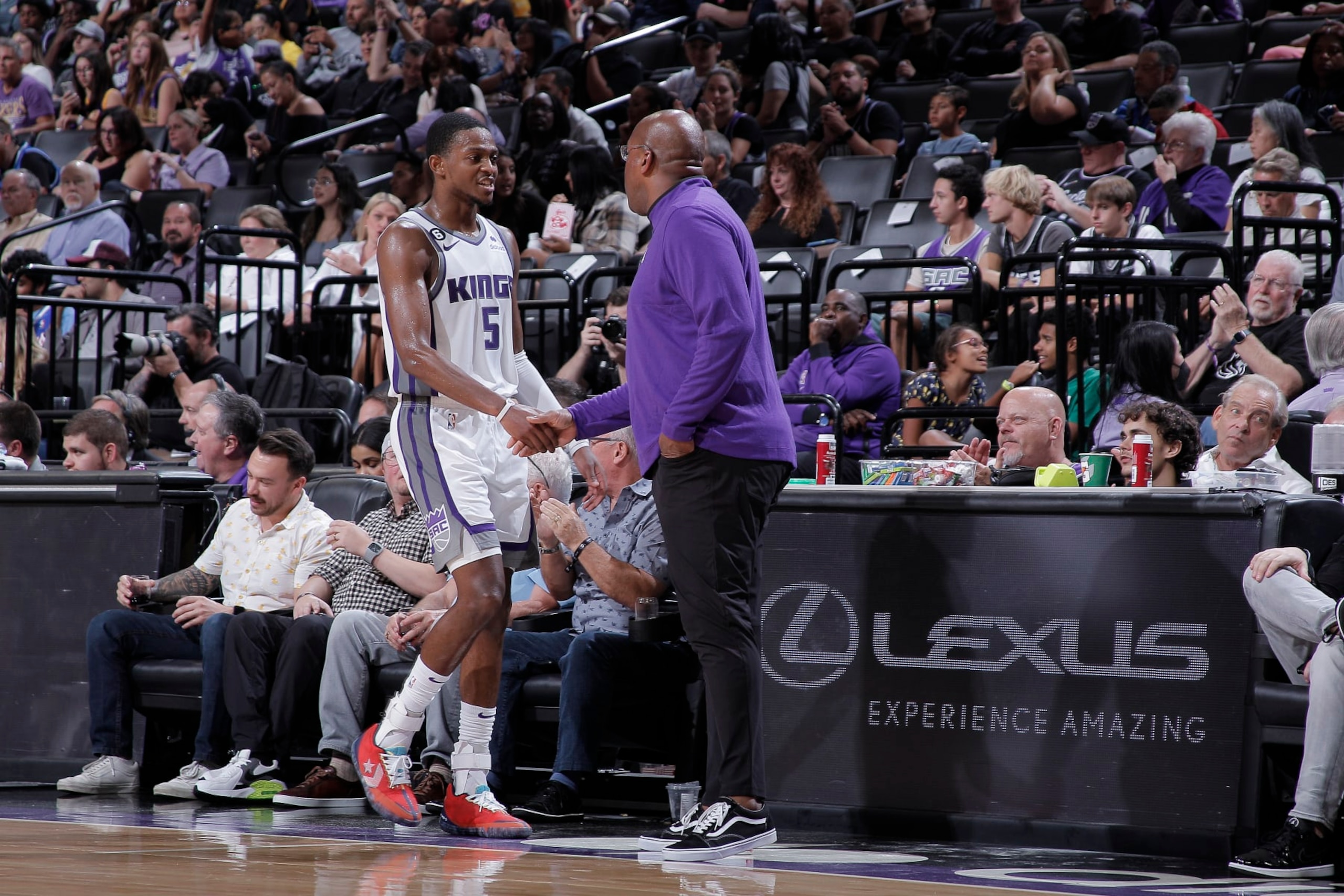 SACRAMENTO, CA - OCTOBER 14: DeAaron Fox #5 and Head Coach Mike Brown of the Sacramento Kings high five during the game against the Los Angeles Lakers on October 14, 2022 at Golden 1 Center in Sacramento, California. NOTE TO USER: User expressly acknowledges and agrees that, by downloading and or using this photograph, User is consenting to the terms and conditions of the Getty Images Agreement. Mandatory Copyright Notice: Copyright 2022 NBAE (Photo by Rocky Widner/NBAE via Getty Images) SACRAMENTO, CA - OCTOBER 14: DeAaron Fox #5 and Head Coach Mike Brown of the Sacramento Kings high five during the game against the Los Angeles Lakers on October 14, 2022 at Golden 1 Center in Sacramento, California. NOTE TO USER: User expressly acknowledges and agrees that, by downloading and or using this photograph, User is consenting to the terms and conditions of the Getty Images Agreement. Mandatory Copyright Notice: Copyright 2022 NBAE (Photo by Rocky Widner/NBAE via Getty Images)