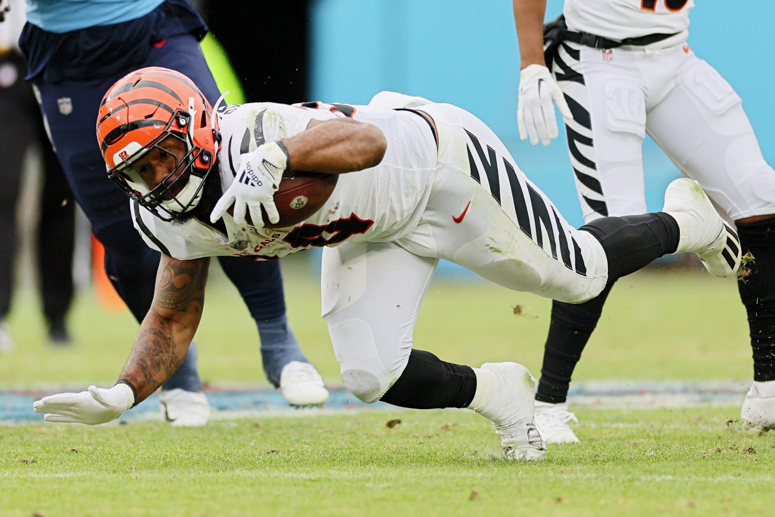 NASHVILLE, TENNESSEE - NOVEMBER 27: Samaje Perine #34 of the Cincinnati Bengals runs with the ball during the second half against the Tennessee Titans at Nissan Stadium on November 27, 2022 in Nashville, Tennessee. (Photo by Andy Lyons/Getty Images)