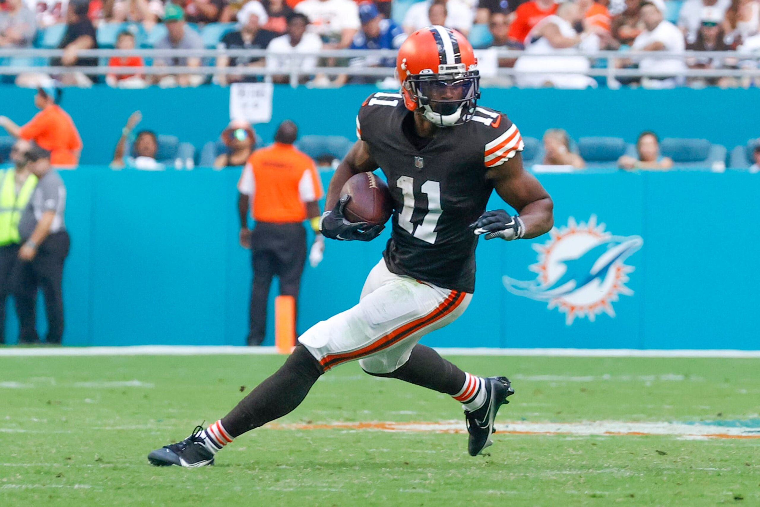 MIAMI GARDENS, FL - NOVEMBER 13: Donovan Peoples-Jones #11 of the Cleveland Browns runs with the ball against the Miami Dolphins at Hard Rock Stadium on November 13, 2022 in Miami Gardens, Florida. (Photo by Joel Auerbach/Getty Images)