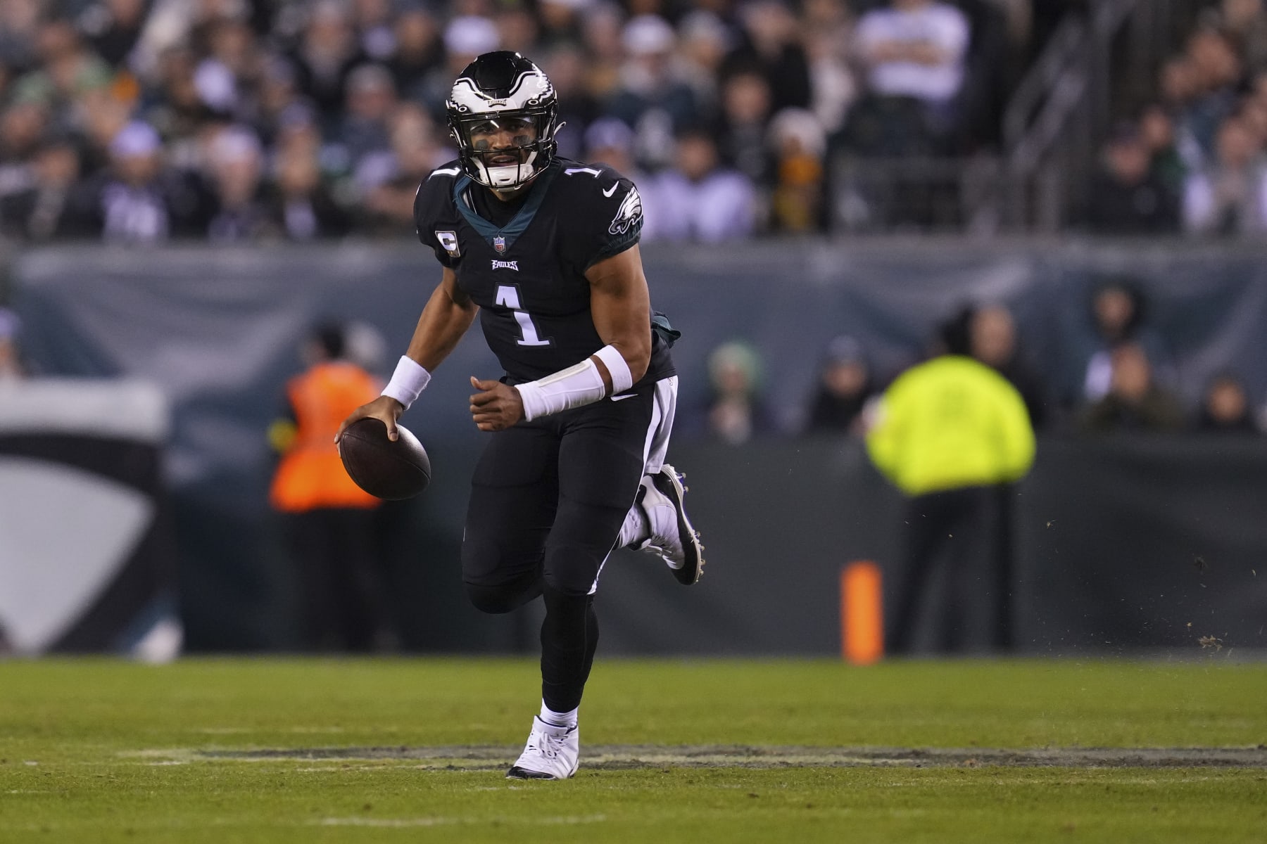 PHILADELPHIA, PA - NOVEMBER 27: Jalen Hurts #1 of the Philadelphia Eagles runs with the ball against the Green Bay Packers at Lincoln Financial Field on November 27, 2022 in Philadelphia, Pennsylvania. (Photo by Mitchell Leff/Getty Images)