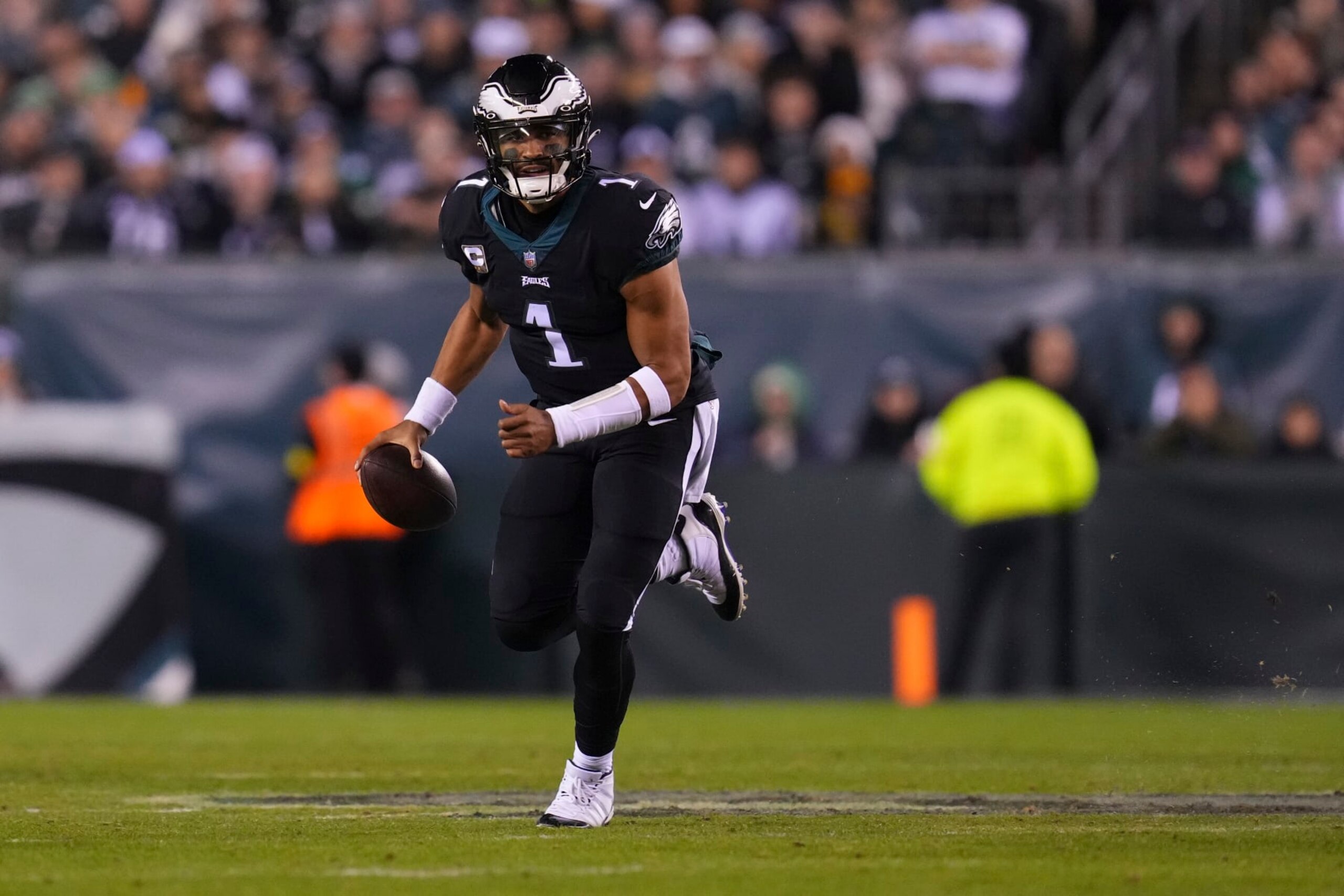 PHILADELPHIA, PA - NOVEMBER 27: Jalen Hurts #1 of the Philadelphia Eagles runs with the ball against the Green Bay Packers at Lincoln Financial Field on November 27, 2022 in Philadelphia, Pennsylvania. (Photo by Mitchell Leff/Getty Images)