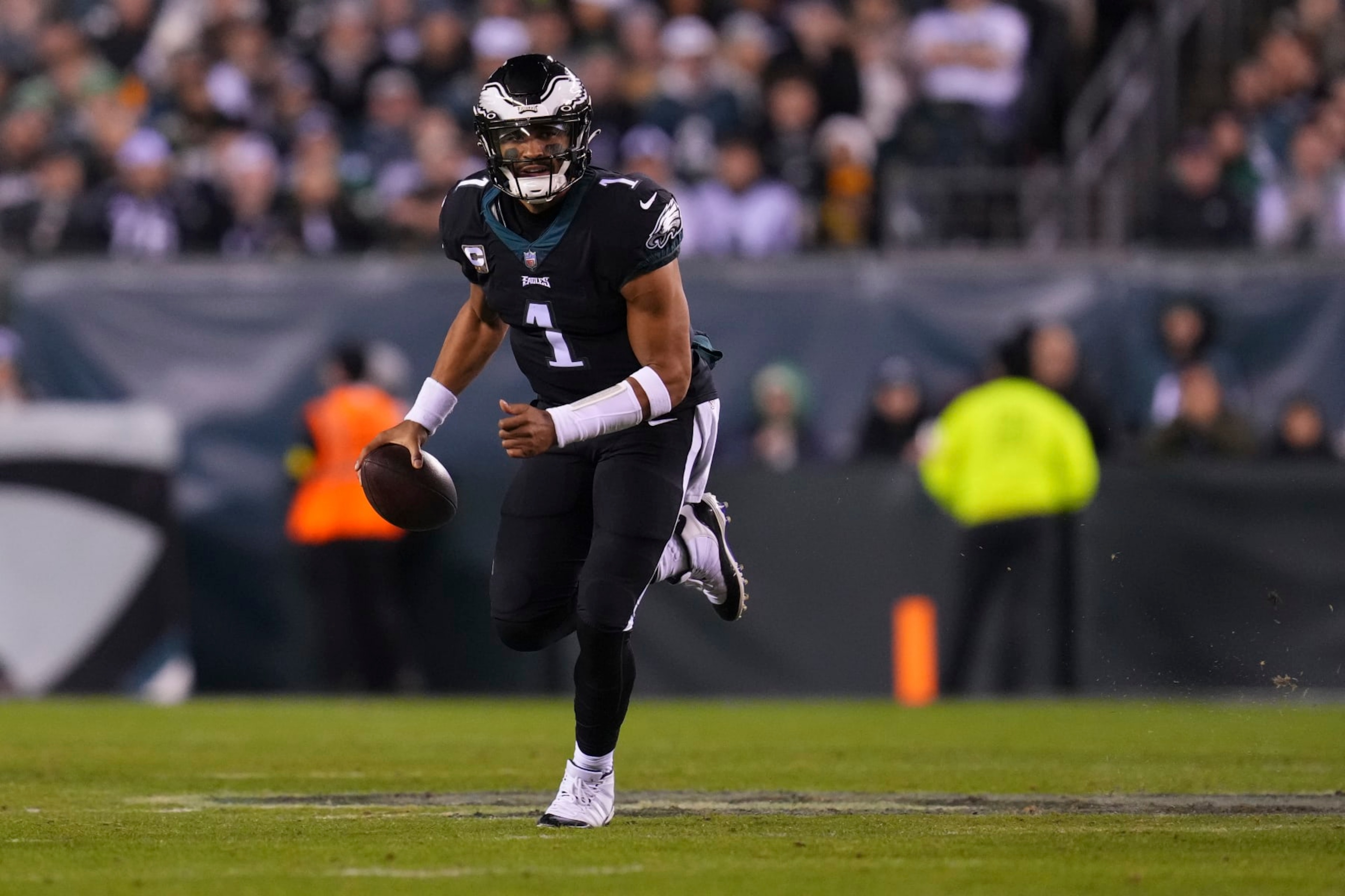 PHILADELPHIA, PA - NOVEMBER 27: Jalen Hurts #1 of the Philadelphia Eagles runs with the ball against the Green Bay Packers at Lincoln Financial Field on November 27, 2022 in Philadelphia, Pennsylvania. (Photo by Mitchell Leff/Getty Images)