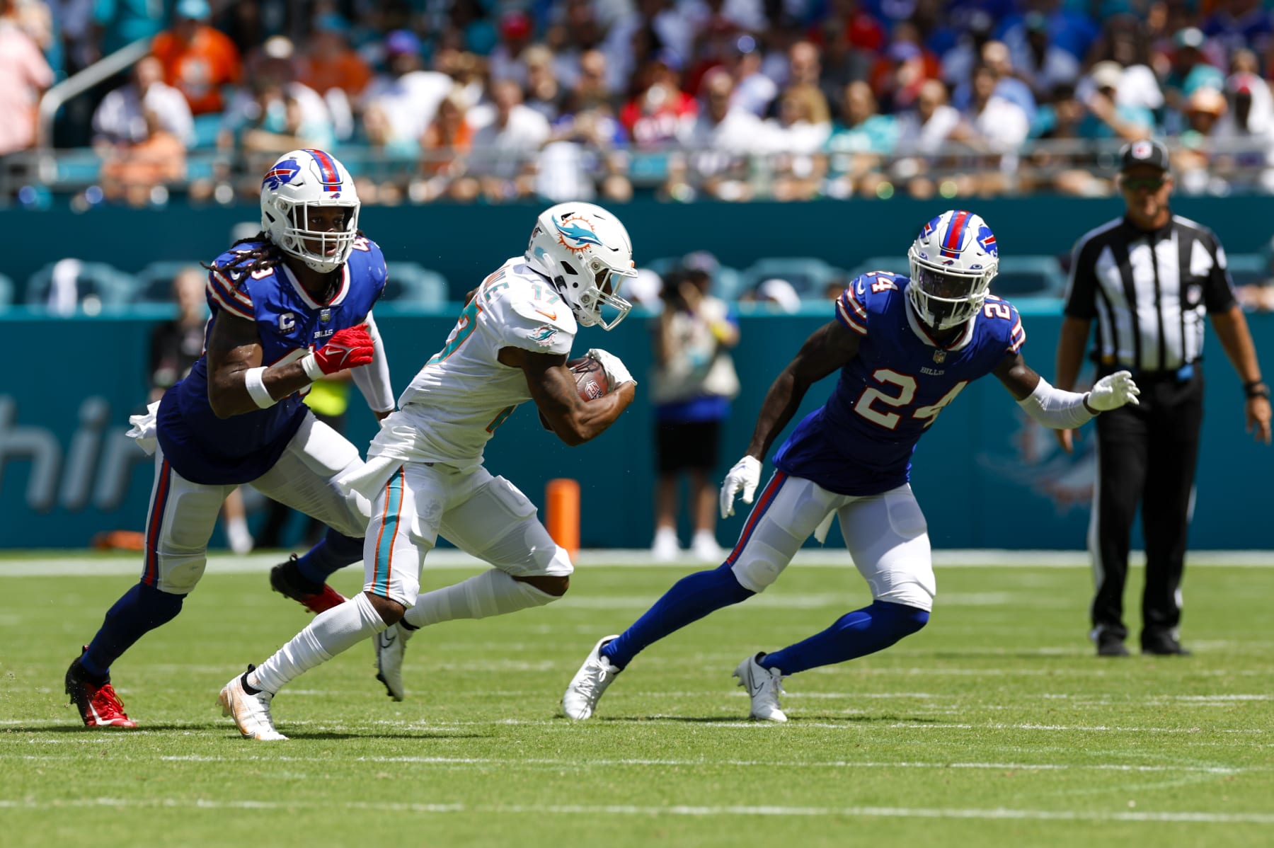 MIAMI GARDENS, FL - SEPTEMBER 25: Miami Dolphins wide receiver Jaylen Waddle (17) runs with the ball during the game between the Buffalo Bills and the Miami Dolphins on September 25, 2022 at Hard Rock Stadium in Miami Gardens, Fl. (Photo by David Rosenblum/Icon Sportswire via Getty Images)