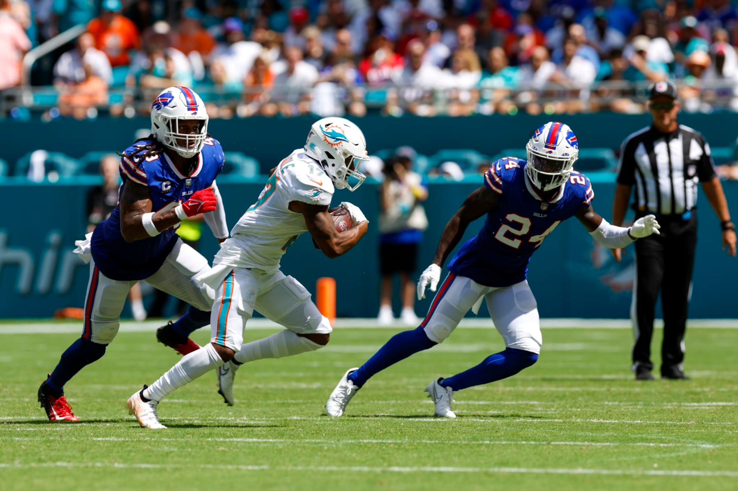 MIAMI GARDENS, FL - SEPTEMBER 25: Miami Dolphins wide receiver Jaylen Waddle (17) runs with the ball during the game between the Buffalo Bills and the Miami Dolphins on September 25, 2022 at Hard Rock Stadium in Miami Gardens, Fl. (Photo by David Rosenblum/Icon Sportswire via Getty Images)