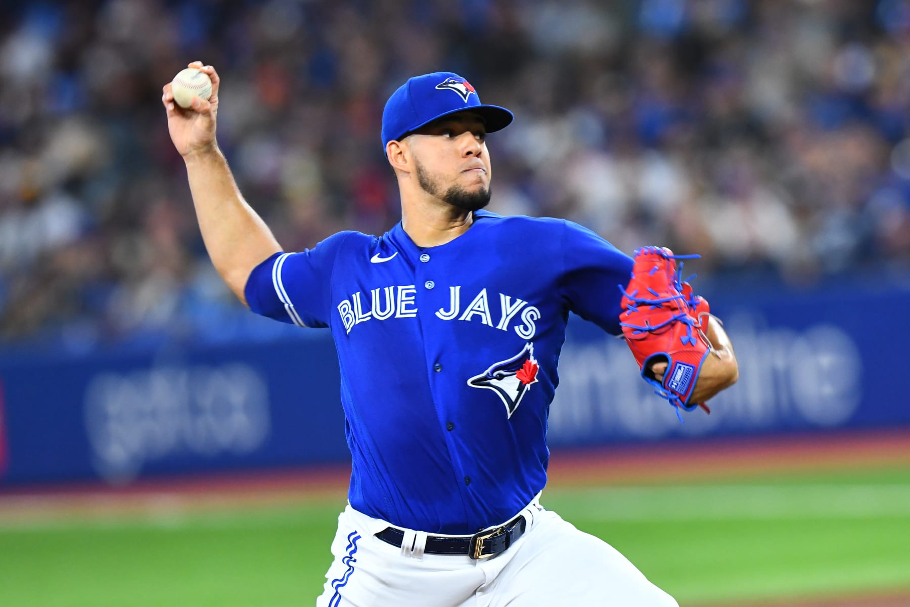 TORONTO, ON - SEPTEMBER 27: Toronto Blue Jays Starting pitcher Jose Berrios (17) throws a pitch during the MLB baseball regular season game between the New York Yankees and the Toronto Blue Jays on September 27, 2022, at Rogers Centre in Toronto, ON, Canada. (Photo by Julian Avram/Icon Sportswire via Getty Images)