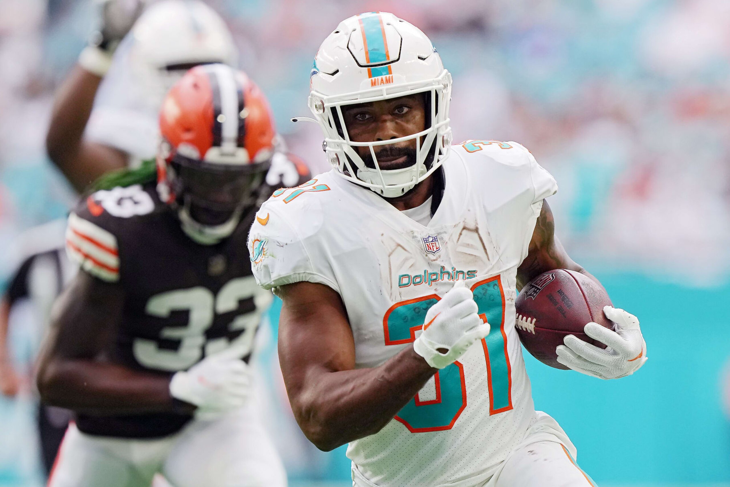 MIAMI GARDENS, FLORIDA - NOVEMBER 13: Raheem Mostert #31 of the Miami Dolphins rushes for a touchdown  in the third quarter of the game against the Cleveland Browns at Hard Rock Stadium on November 13, 2022 in Miami Gardens, Florida. (Photo by Eric Espada/Getty Images)