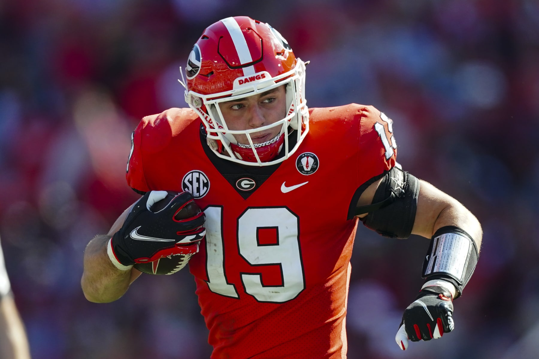 Georgia tight end Brock Bowers (19) runs the ball during the first half of an NCAA college football game against Georgia Tech Saturday, Nov. 26, 2022 in Athens, Ga. (AP Photo/John Bazemore)