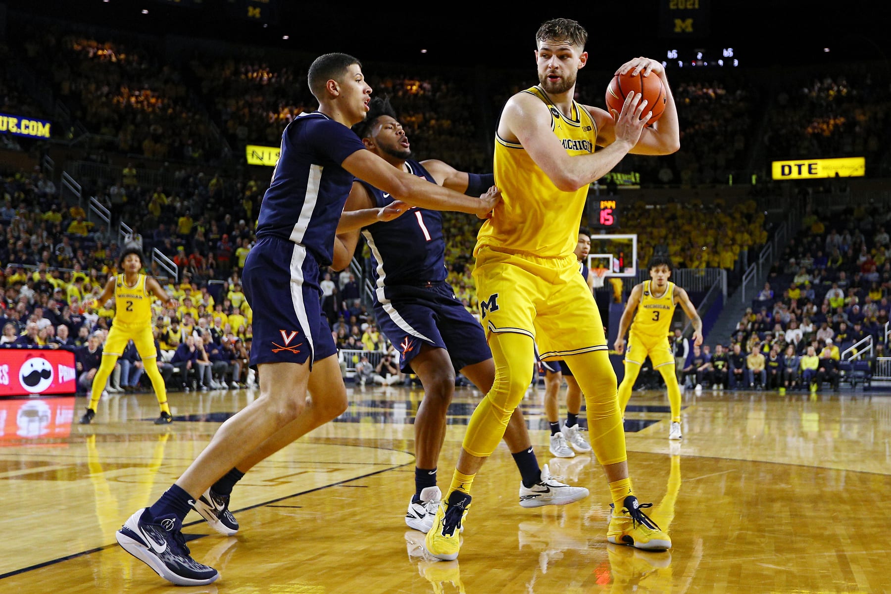 ANN ARBOR, MICHIGAN - NOVEMBER 29: Hunter Dickinson #1 of the Michigan Wolverines posts up against Kadin Shedrick #21 of the Virginia Cavaliers in the second half at Crisler Arena on November 29, 2022 in Ann Arbor, Michigan. (Photo by Mike Mulholland/Getty Images)