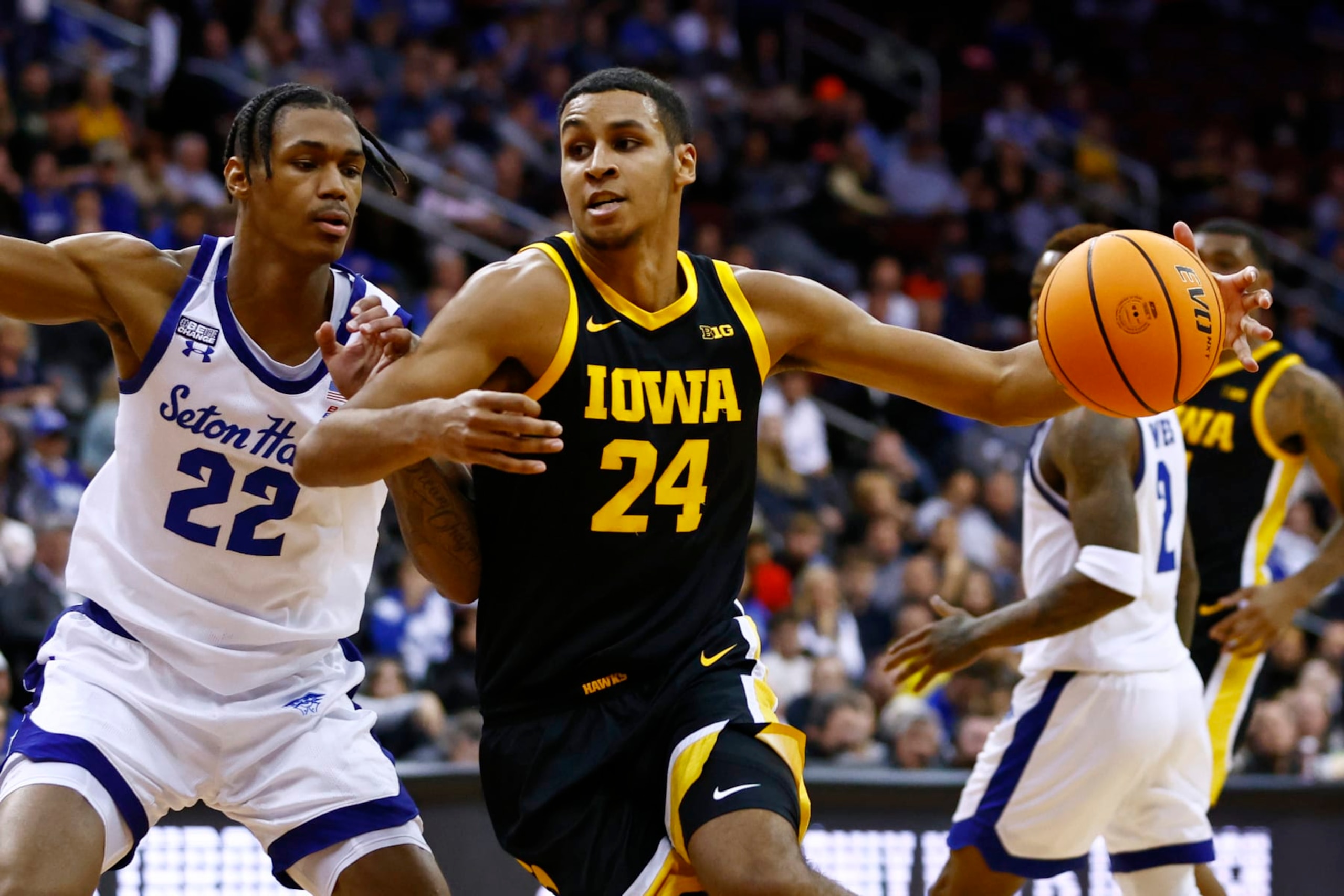 NEWARK, NJ - NOVEMBER 16: Kris Murray #24 of the Iowa Hawkeyes in action against Tae Davis #22 of the Seton Hall Pirates during a college basketball game at Prudential Center on November 16, 2022 in Newark, New Jersey. Iowa defeated Seton Hall 83-67. (Photo by Rich Schultz/Getty Images)