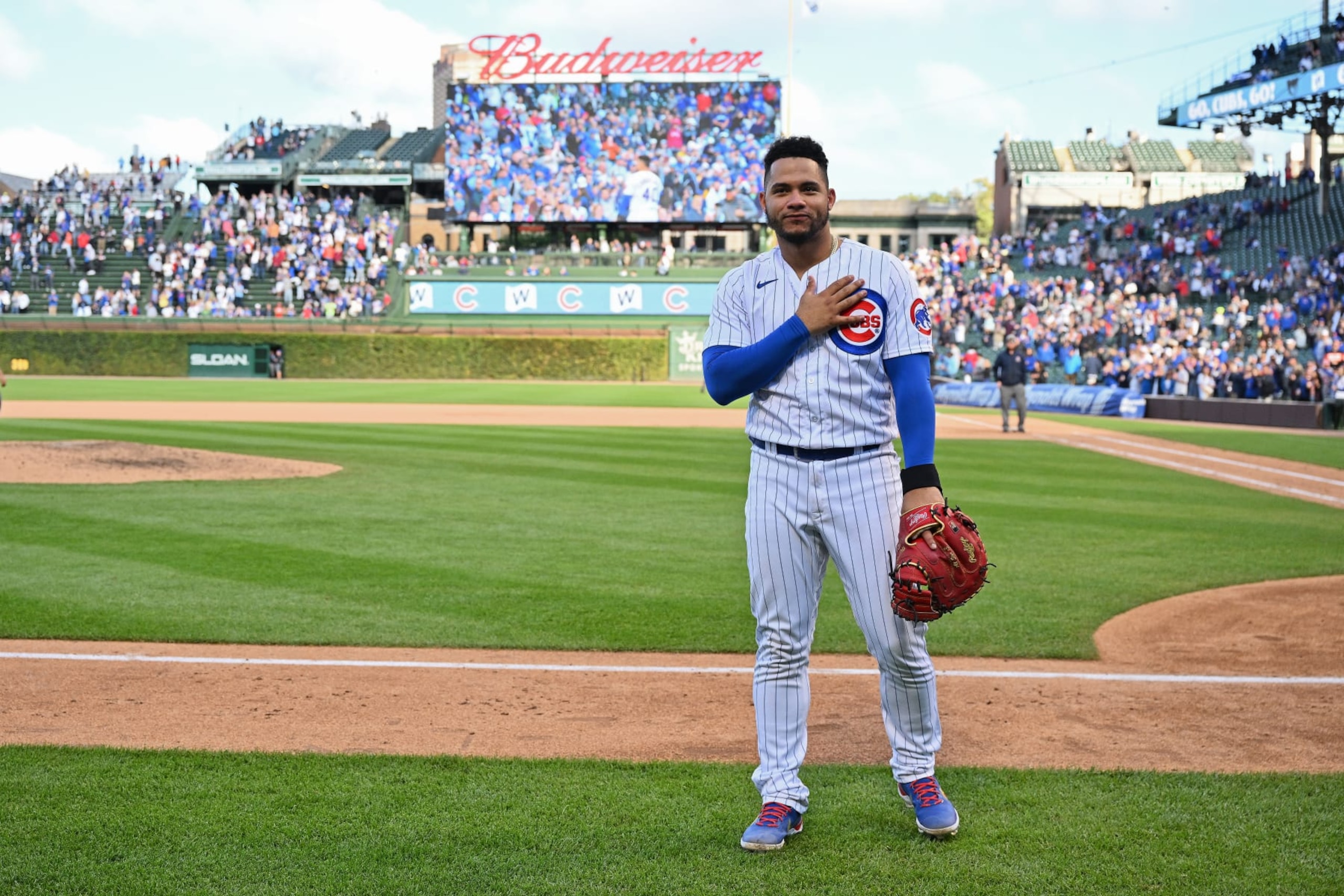 CHICAGO, IL - OCTOBER 2:  Willson Contreras #40 of the Chicago Cubs acknowledges the applause from the crowd after a game against the Cincinnati Reds at Wrigley Field on October 2, 2022 in Chicago, Illinois.  (Photo by Jamie Sabau/Getty Images)