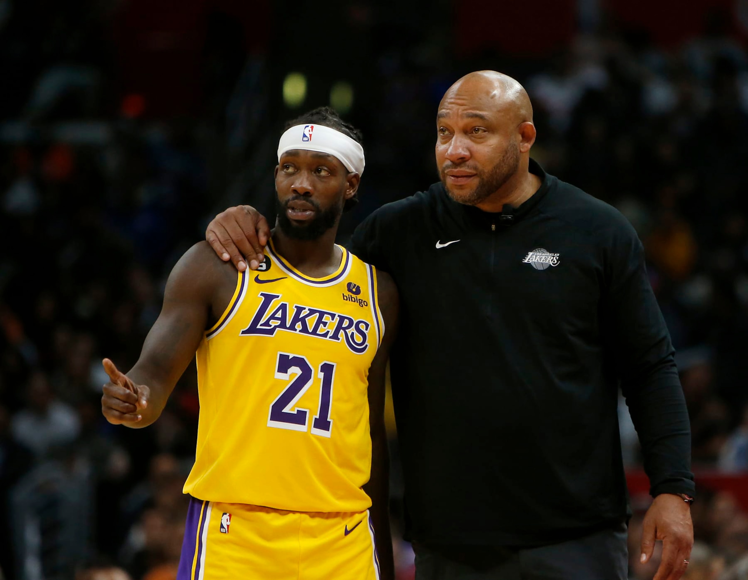LOS ANGELES, CALIF. - NOV. 9, 2022. Lakers coach. Darvin Ham talks with guard Patrick Beverley in the fourth quarter at Crypto.com Arena in Los Angeles on Wednesday night, Nov. 9, 2022. (Luis Sinco / Los Angeles Times via Getty Images)