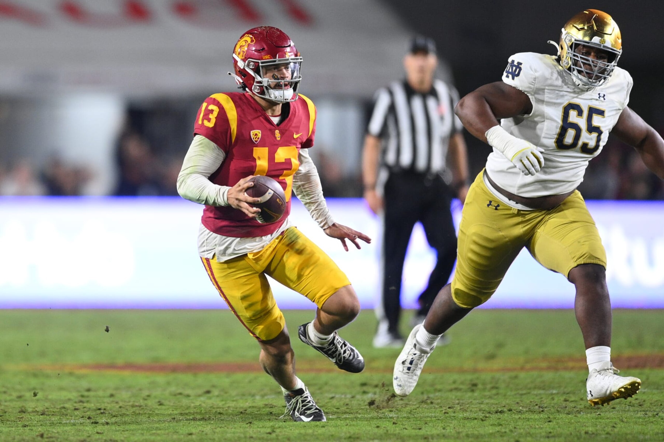 LOS ANGELES, CA - NOVEMBER 26: USC Trojans quarterback Caleb Williams (13) runs up field during a game between the Notre Dame Fighting Irish and the USC Trojans on November 26, 2022, at Los Angeles Memorial Coliseum in Los Angeles, CA. (Photo by Brian Rothmuller/Icon Sportswire via Getty Images)