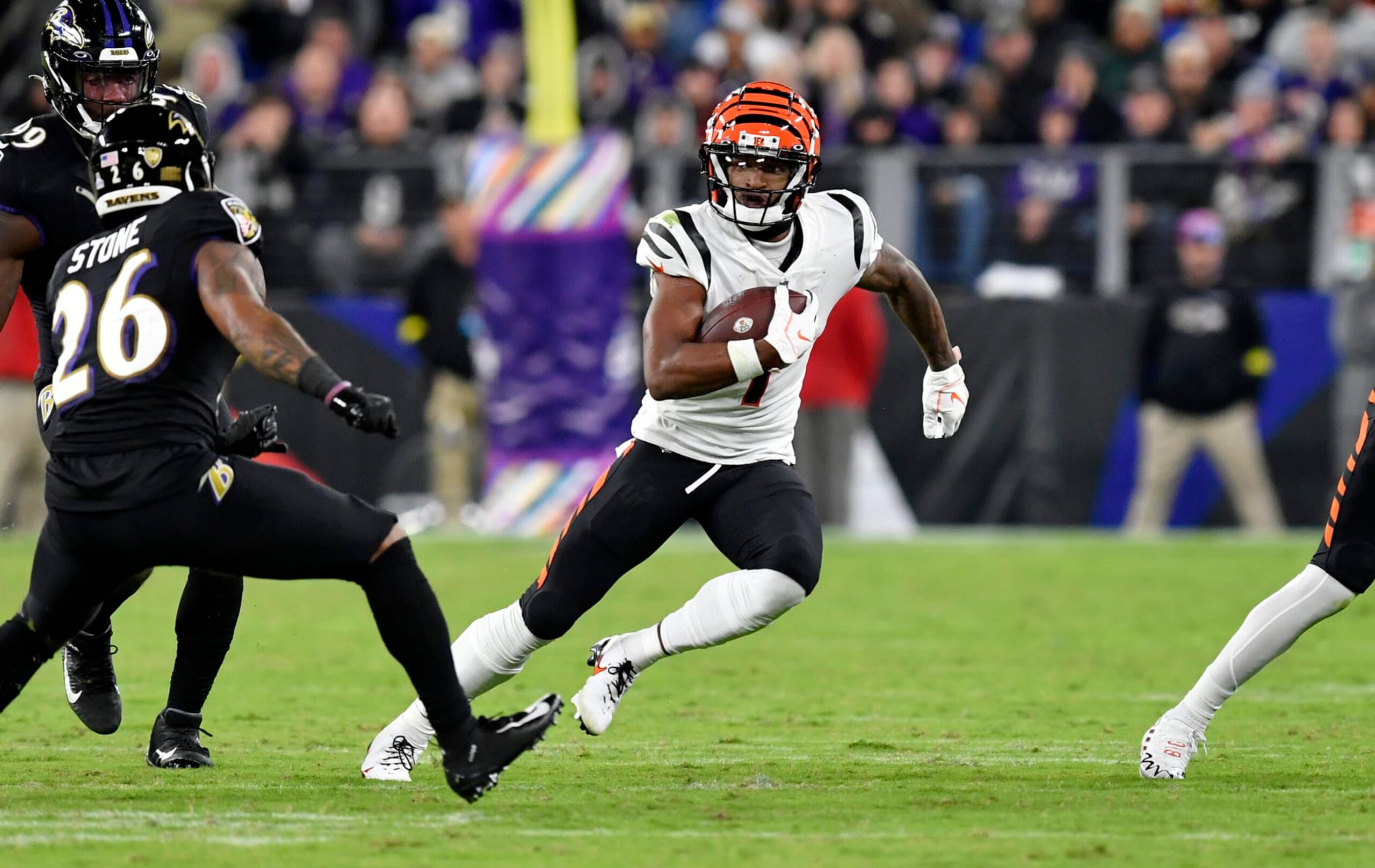 BALTIMORE, MD - OCTOBER 09: Bengals wide receiver JaMarr Chase (1) runs after a catch during the Cincinnati Bengals versus Baltimore Ravens NFL game at M&T Bank Stadium on October 9, 2022 in Baltimore, MD. (Photo by Randy Litzinger/Icon Sportswire via Getty Images)