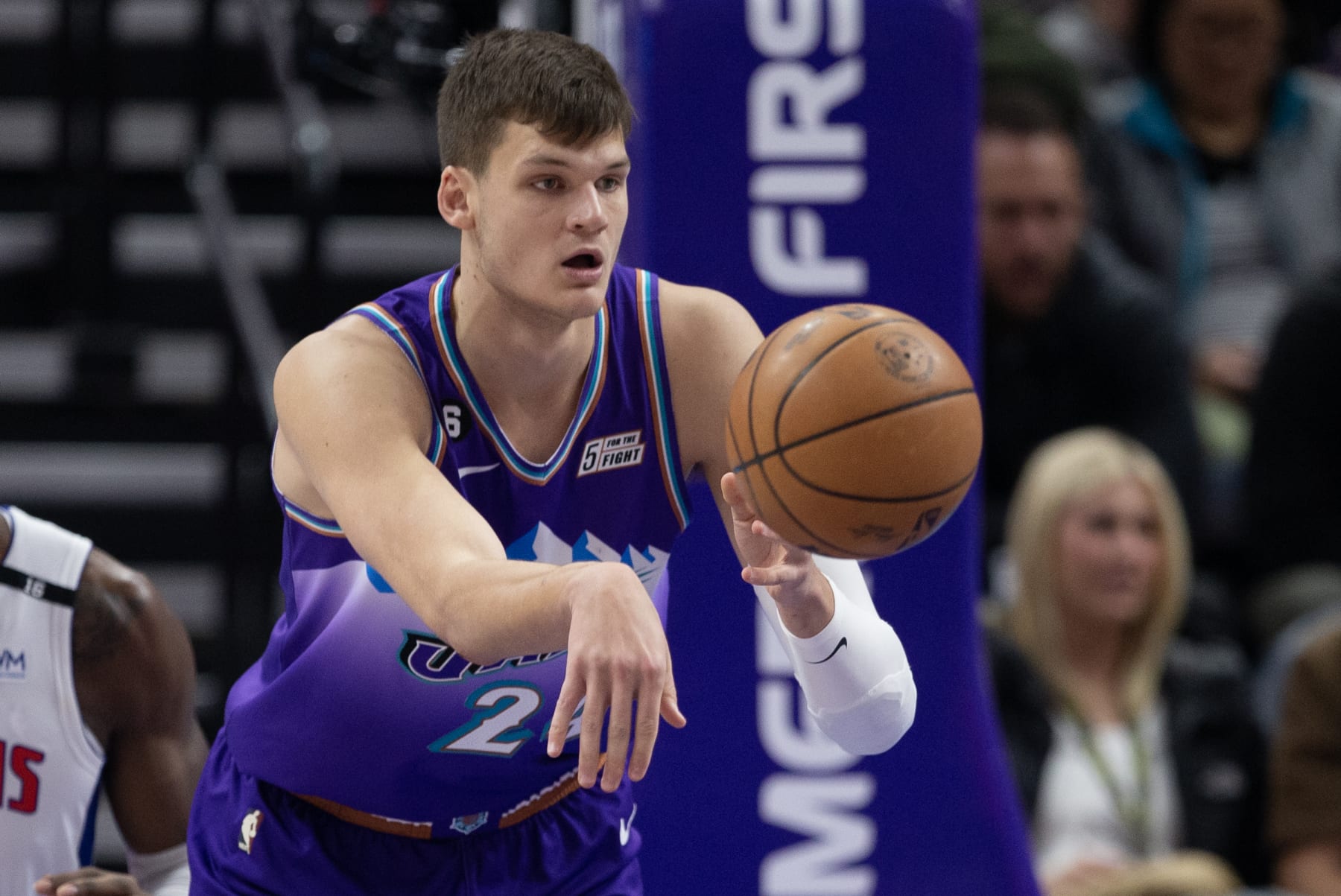 SALT LAKE CITY UT- NOVEMBER 23:  Walker Kessler #24 of the Utah Jazz passes the ball against the Detroit Pistons during the first half of their game November 23, 2022  at the Vivint Arena in Salt Lake City, Utah. NOTE TO USER: User expressly acknowledges and agrees that, by downloading and using this photograph, User is consenting to the terms and conditions of the Getty Images License Agreement (Photo by Chris Gardner/ Getty Images)