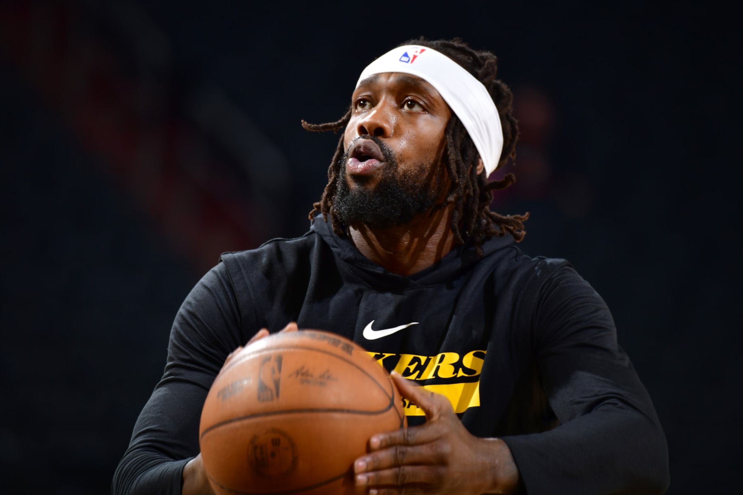 PHOENIX, AZ -NOVEMBER 22: Patrick Beverly #21 of the Los Angeles Lakers warms up prior to the game against the Phoenix Suns on November 22, 2022 at Footprint Center in Phoenix, Arizona. NOTE TO USER: User expressly acknowledges and agrees that, by downloading and or using this photograph, user is consenting to the terms and conditions of the Getty Images License Agreement. Mandatory Copyright Notice: Copyright 2022 NBAE (Photo by Barry Gossage/NBAE via Getty Images)