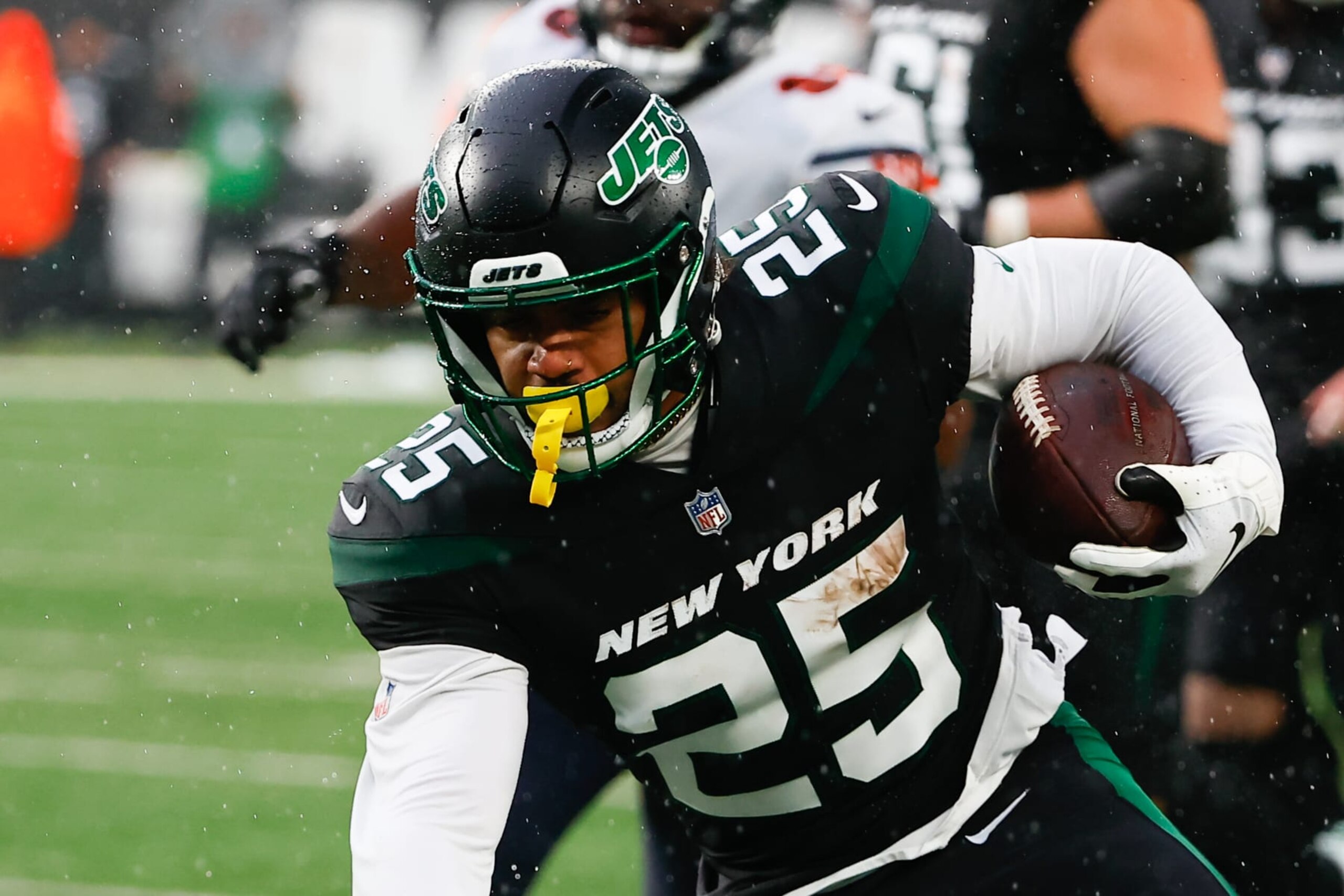 EAST RUTHERFORD, NJ - NOVEMBER 27:  New York Jets running back Ty Johnson (25) runs for a touchdown during the third quarter of the National Football League game between the New York Jets and the Chicago Bears on November 27, 2022 at MetLife Stadium in East Rutherford, New Jersey.   (Photo by Rich Graessle/Icon Sportswire via Getty Images)