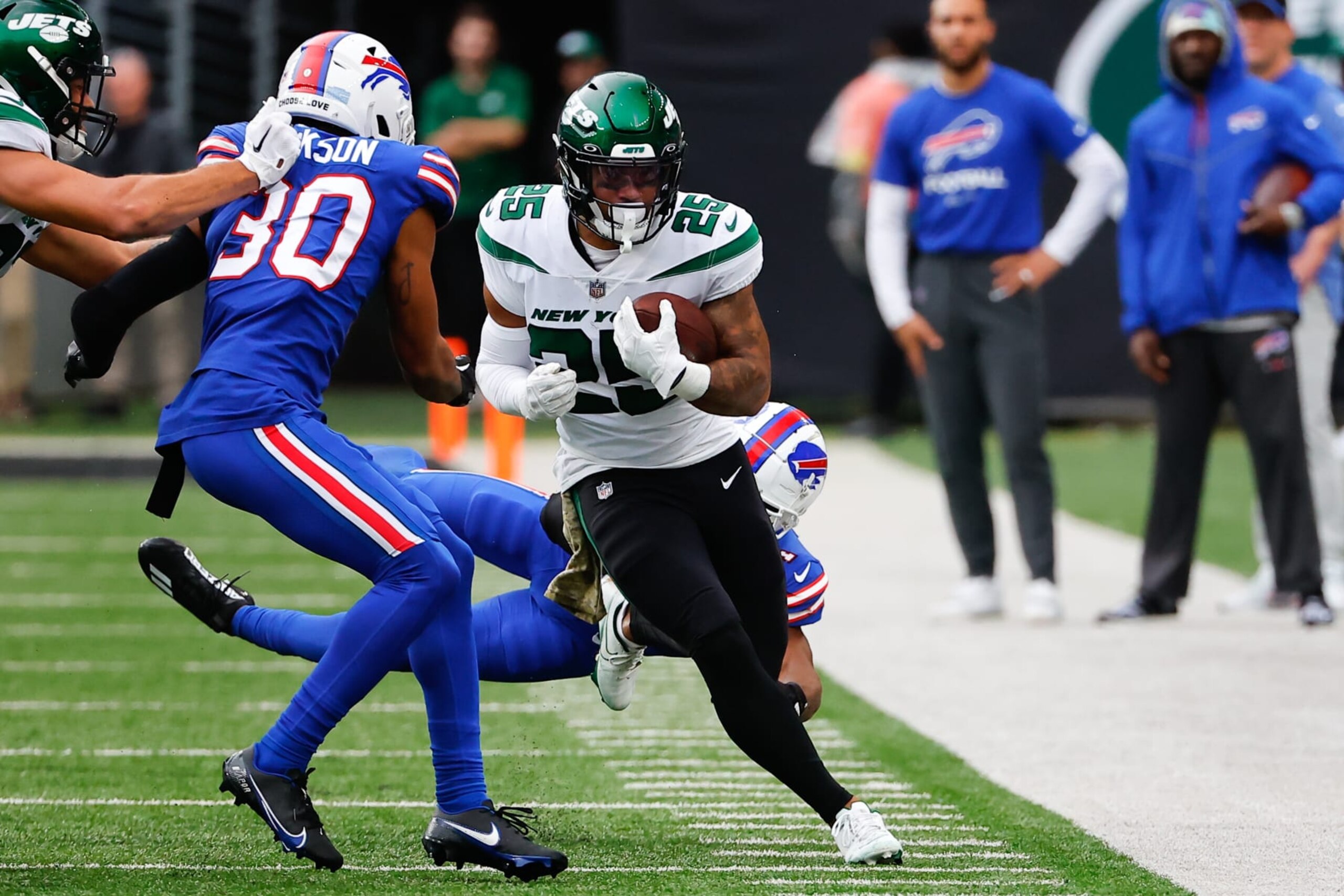 EAST RUTHERFORD, NJ - NOVEMBER 06:  New York Jets running back Ty Johnson (25) during the National Football League game between the New York Jets and Buffalo Bills on November 6, 2022 at MetLife Stadium in East Rutherford, New Jersey.  (Photo by Rich Graessle/Icon Sportswire via Getty Images)