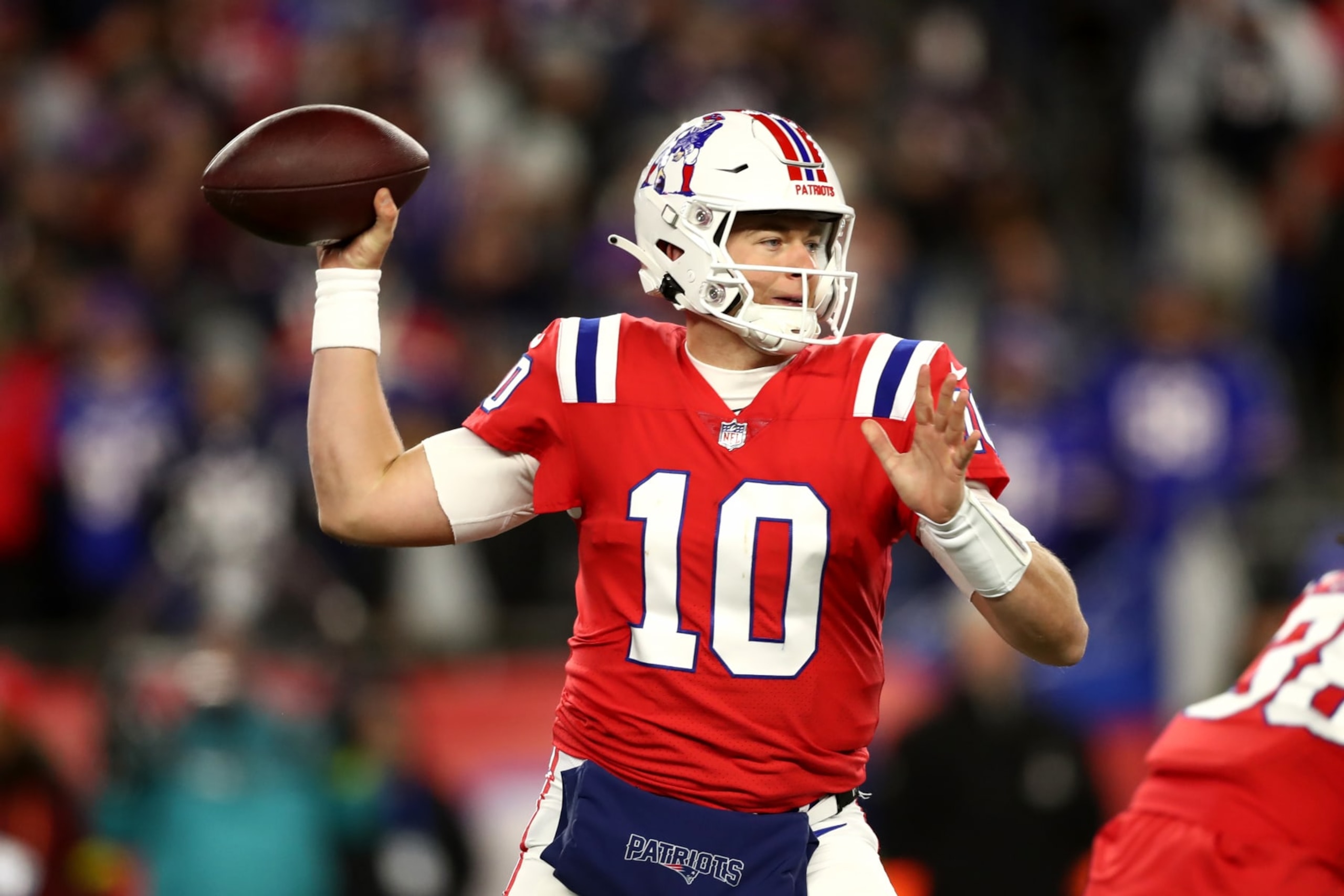 FOXBOROUGH, MASSACHUSETTS - DECEMBER 01: Quarterback Mac Jones #10 of the New England Patriots throws a first quarter pass against the Buffalo Bills at Gillette Stadium on December 01, 2022 in Foxborough, Massachusetts. (Photo by Adam Glanzman/Getty Images)